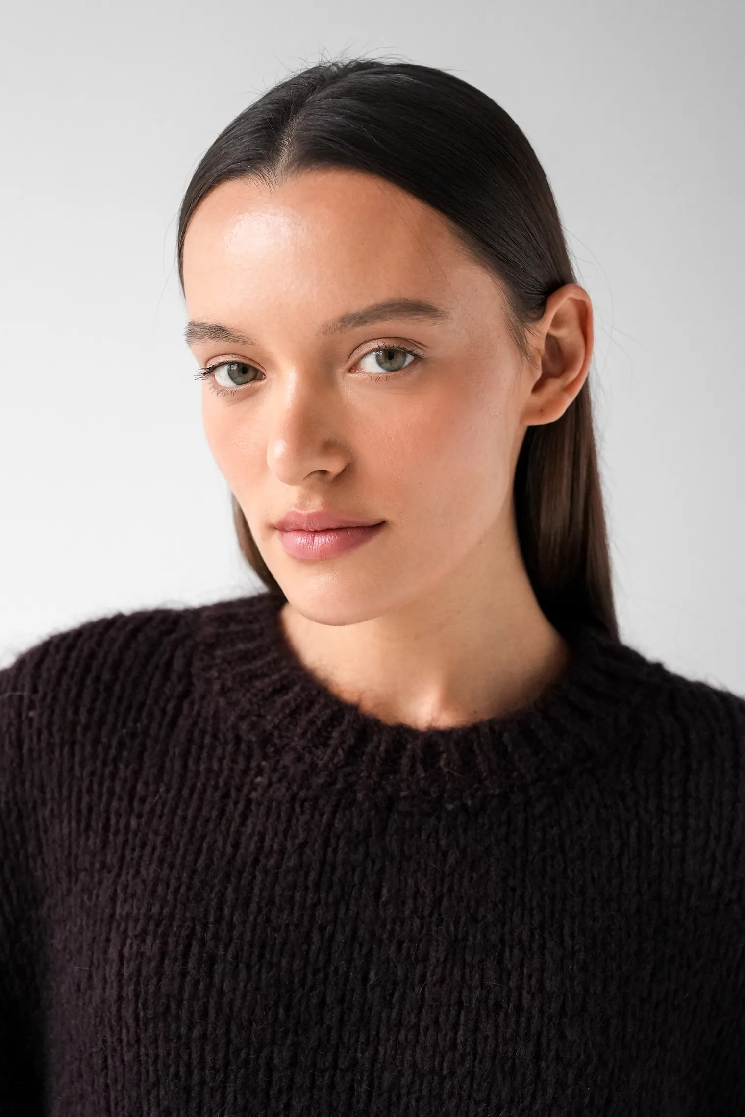 Пуловер крупной вязки с низким воротником цвета горький шоколад фото 5