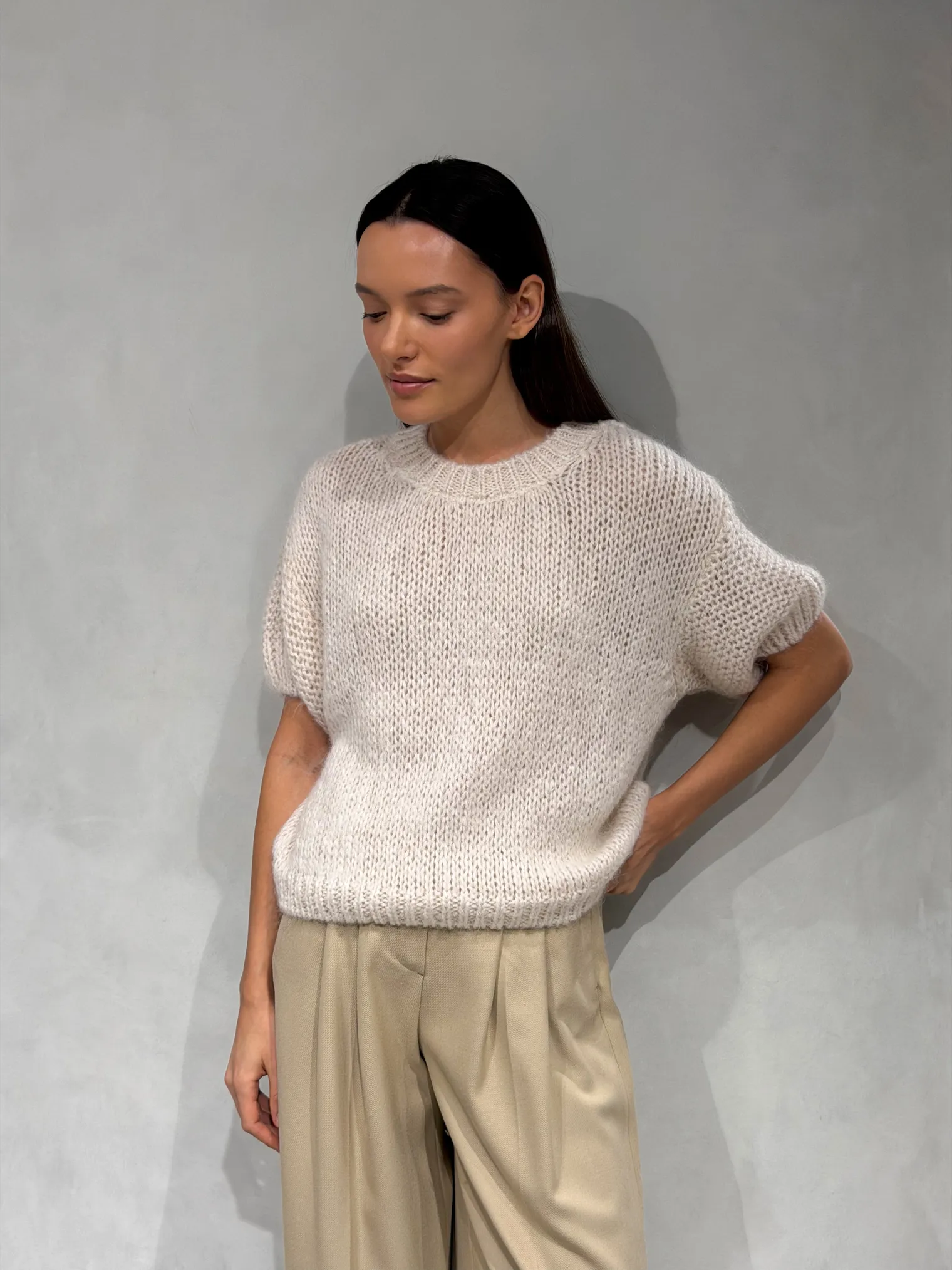 Пуловер крупной вязки с низким воротником цвета льна фото 2