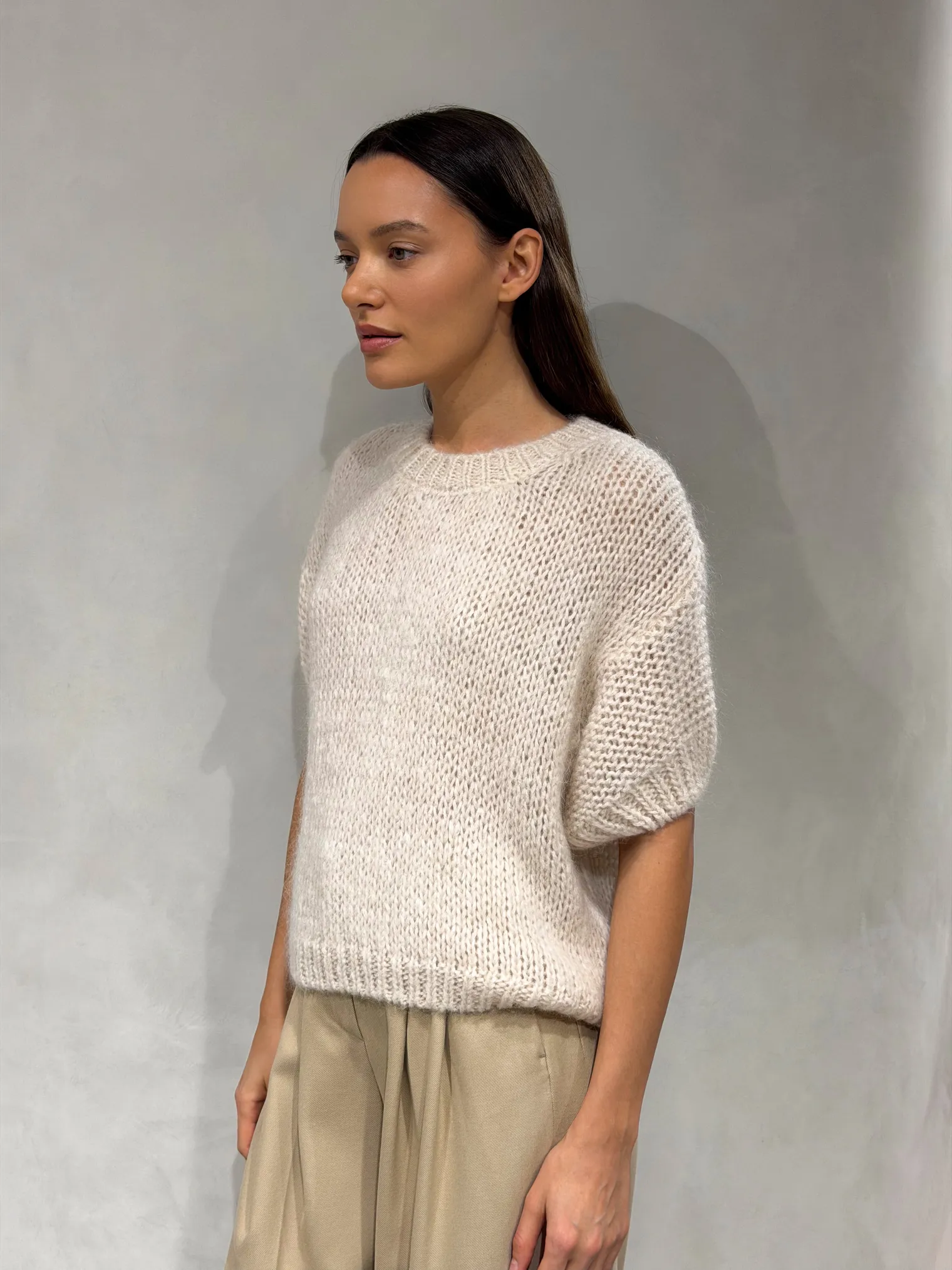 Пуловер крупной вязки с низким воротником цвета льна фото 4