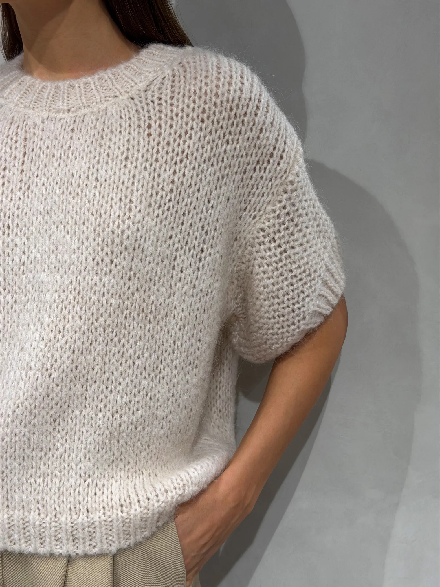 Пуловер крупной вязки с низким воротником цвета льна фото 3