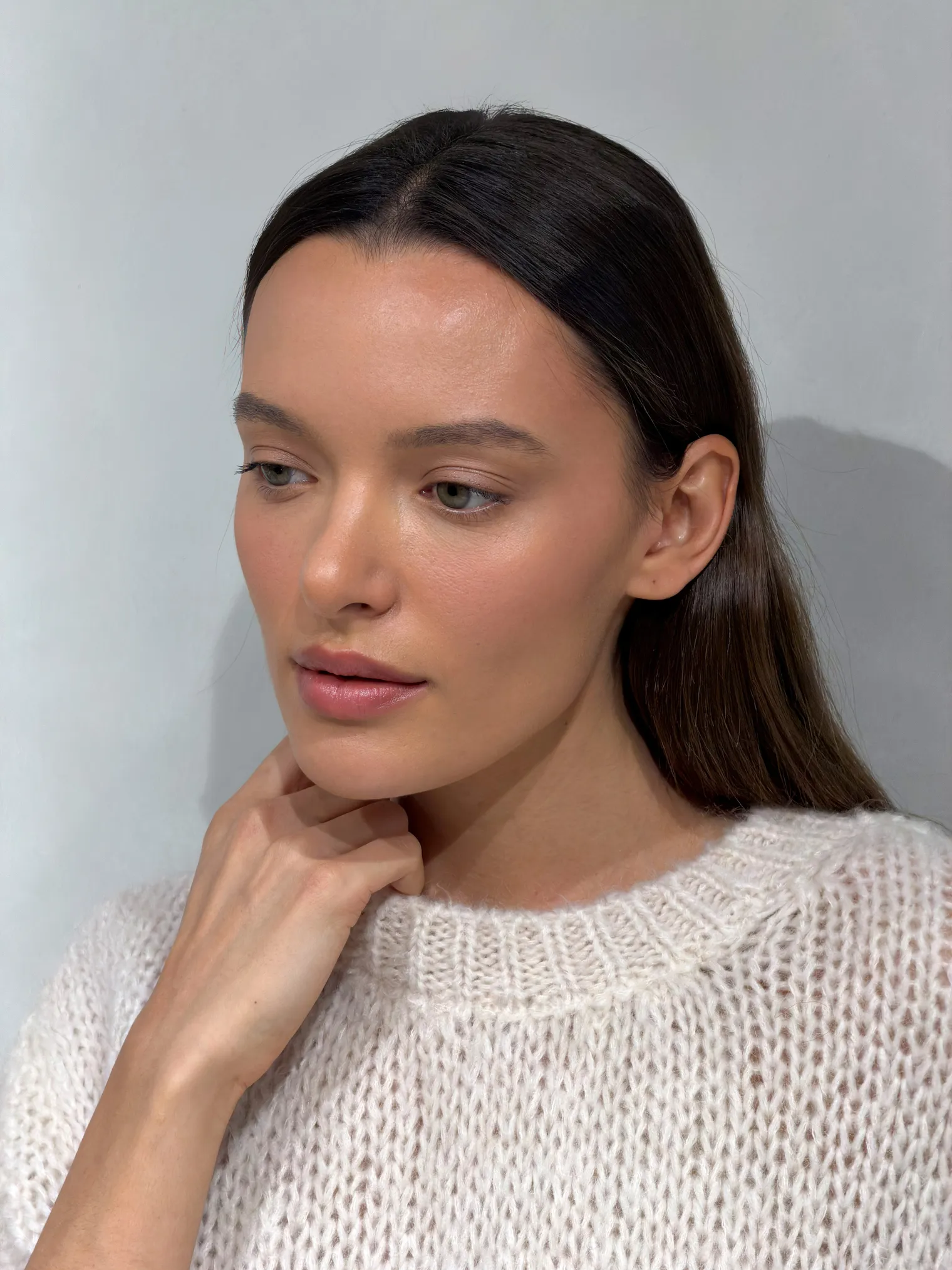 Пуловер крупной вязки с низким воротником цвета льна фото 6