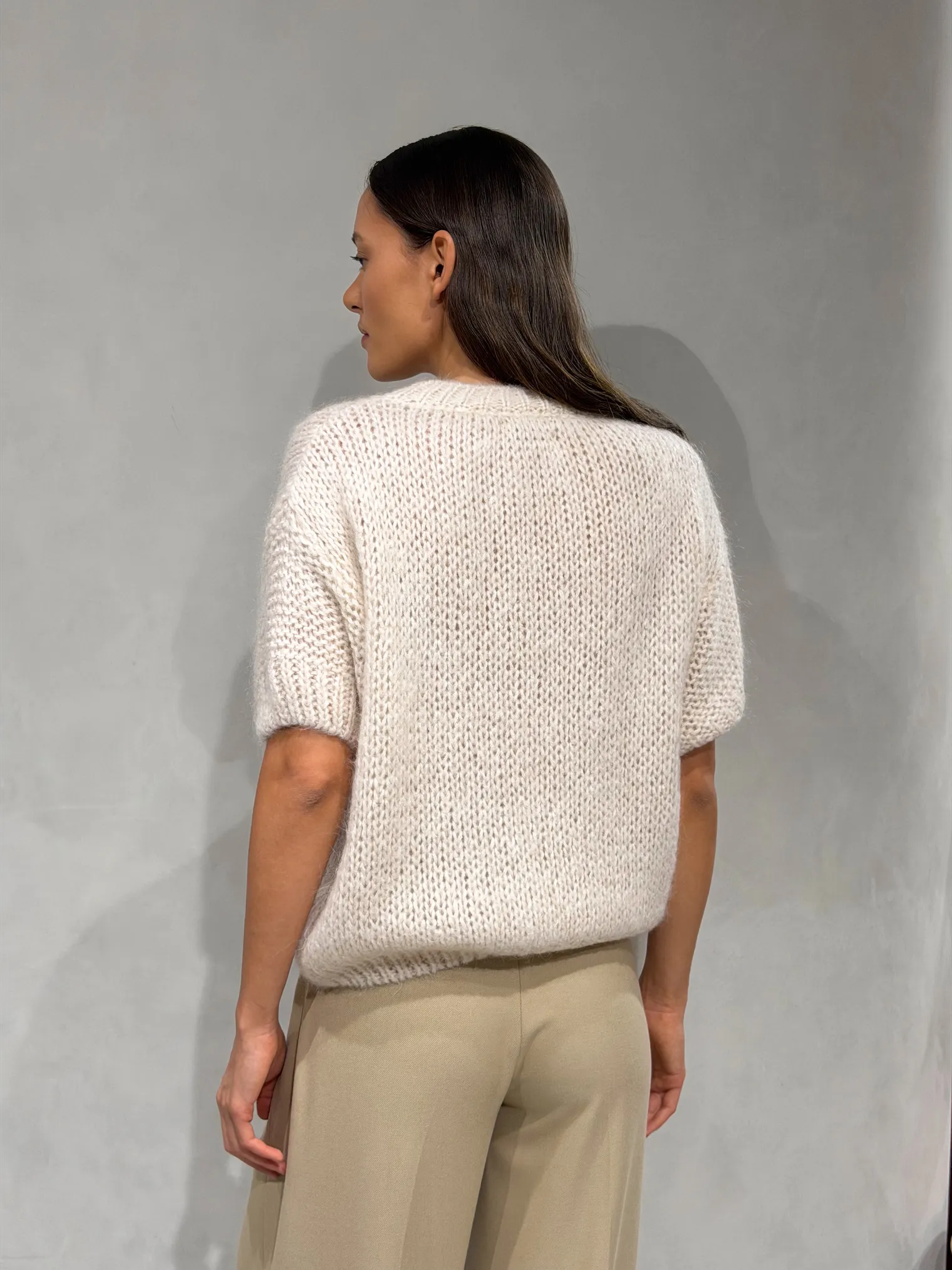 Пуловер крупной вязки с низким воротником цвета льна фото 5