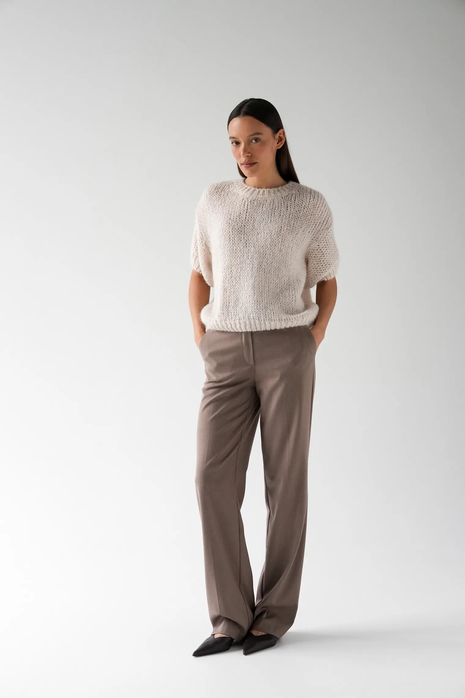 Пуловер крупной вязки с низким воротником цвета льна фото 3