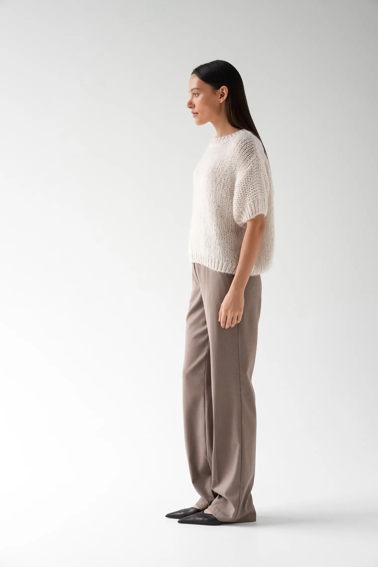 Пуловер крупной вязки с низким воротником цвета льна фото 5