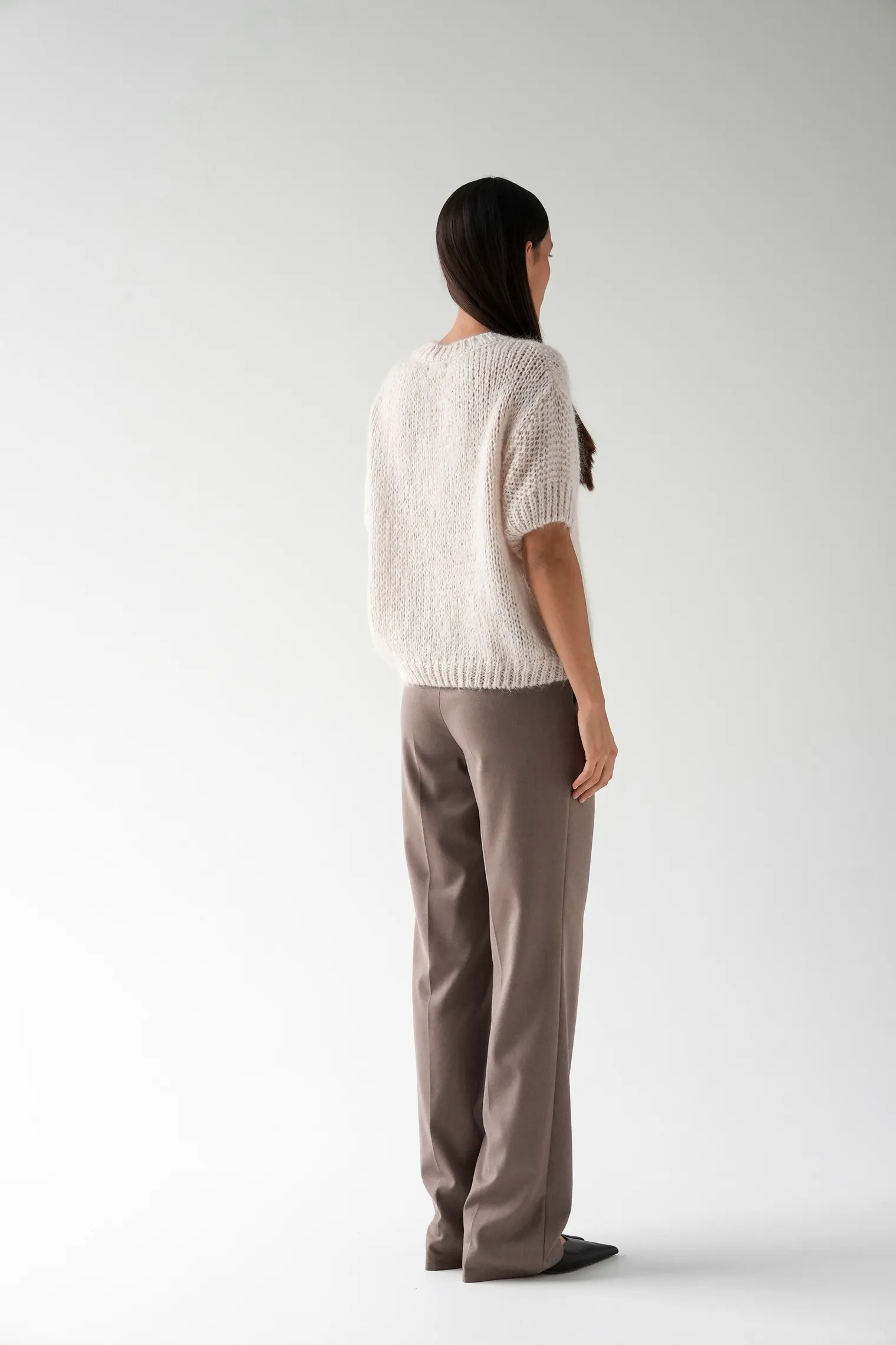 Пуловер крупной вязки с низким воротником цвета льна фото 9