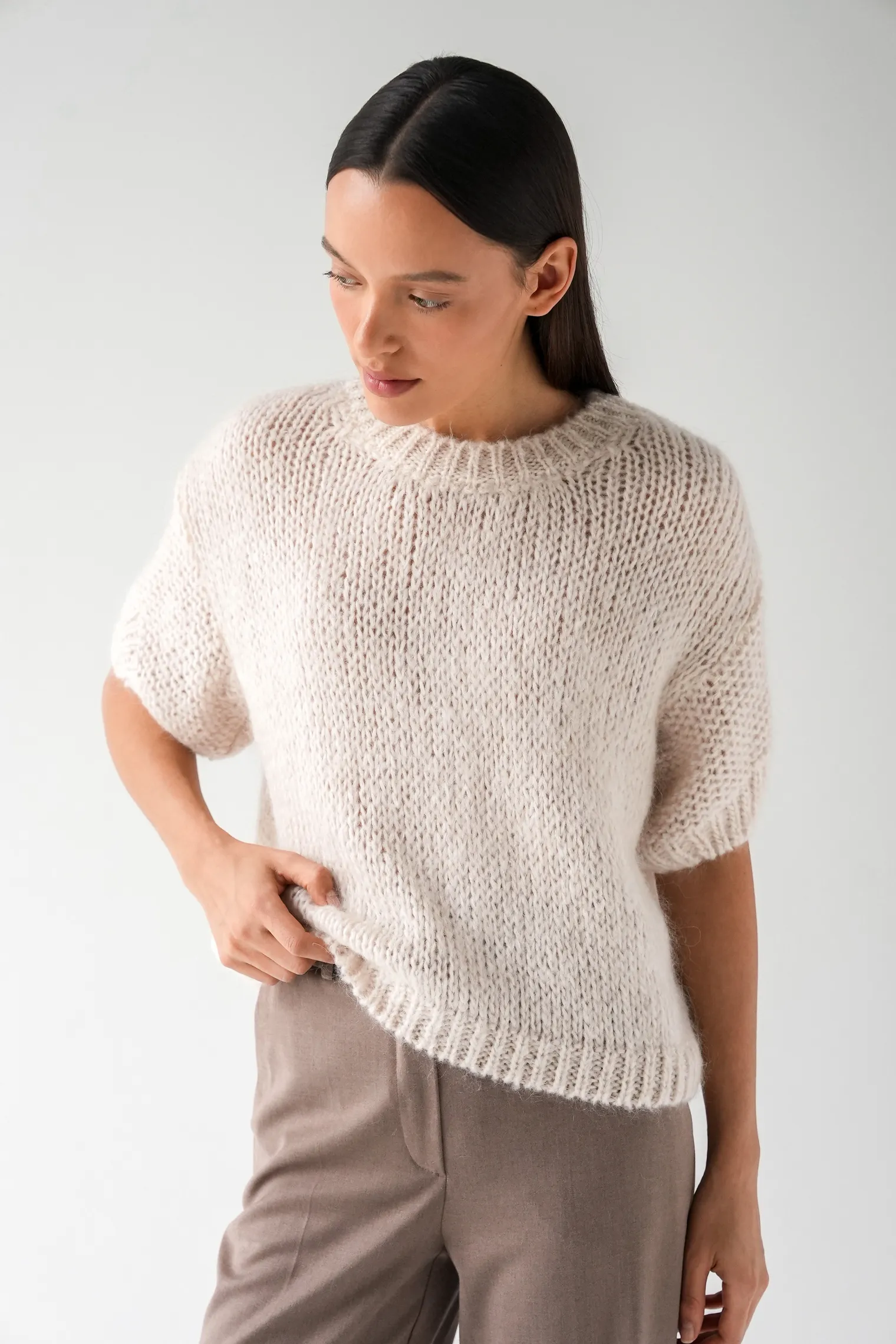 Пуловер крупной вязки с низким воротником цвета льна фото 6