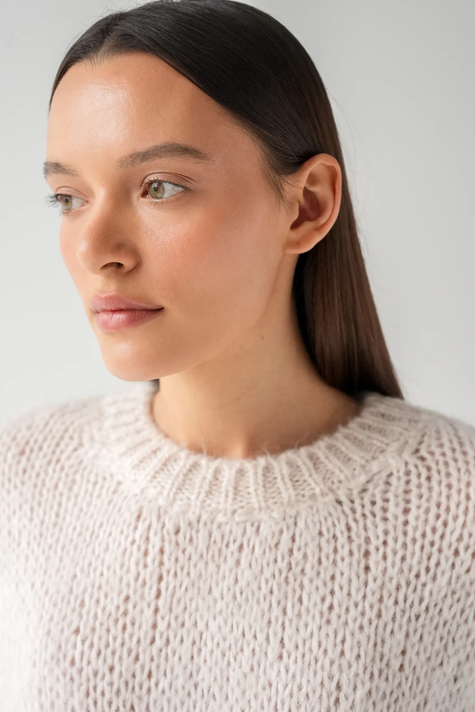 Пуловер крупной вязки с низким воротником цвета льна фото 8