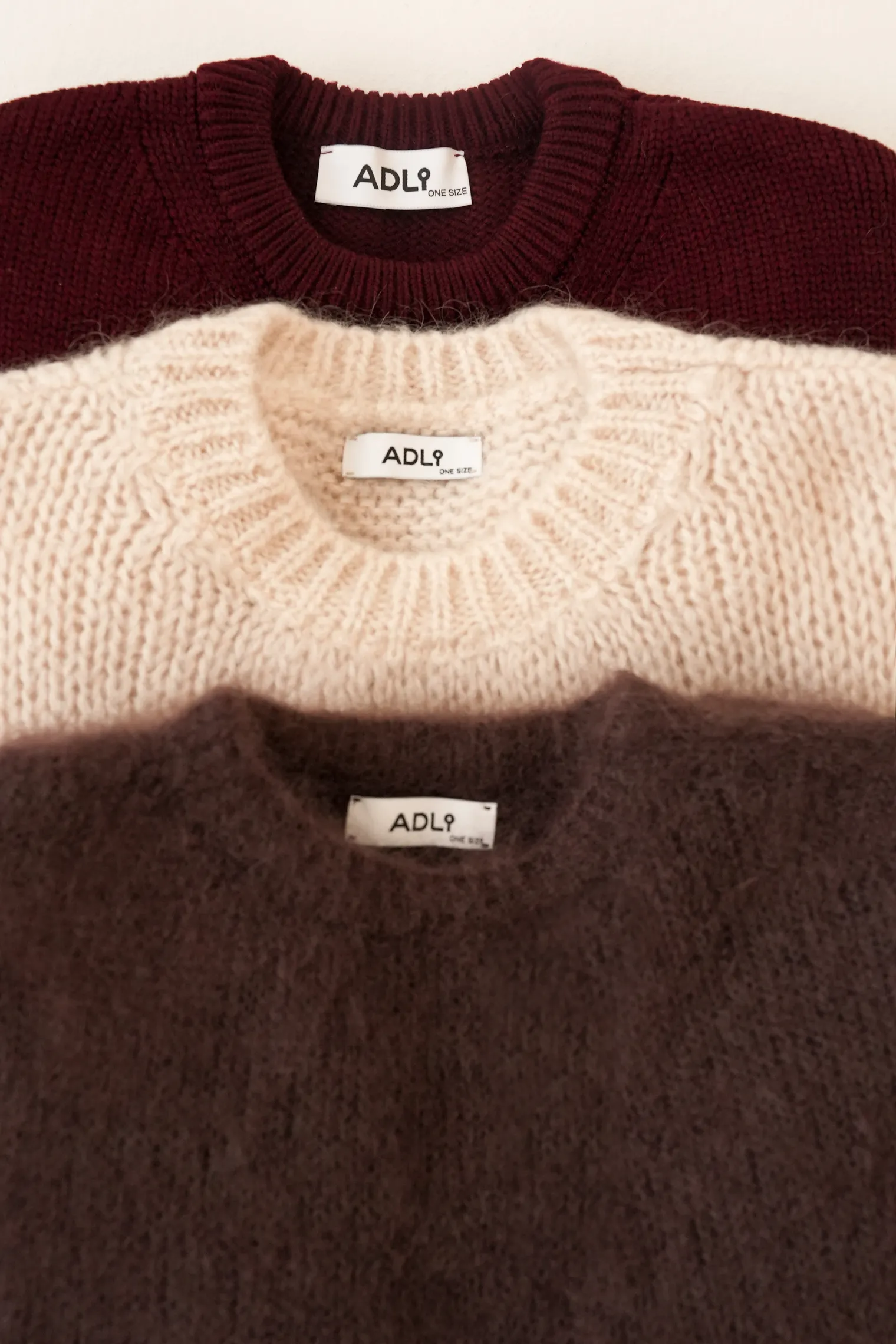 Пуловер мелкой вязки с низким воротником цвета горький шоколад фото 2