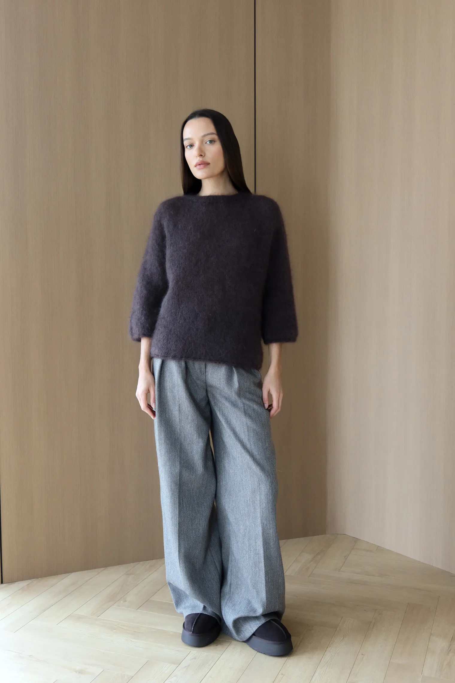 Пуловер мелкой вязки с низким воротником цвета горький шоколад фото 6