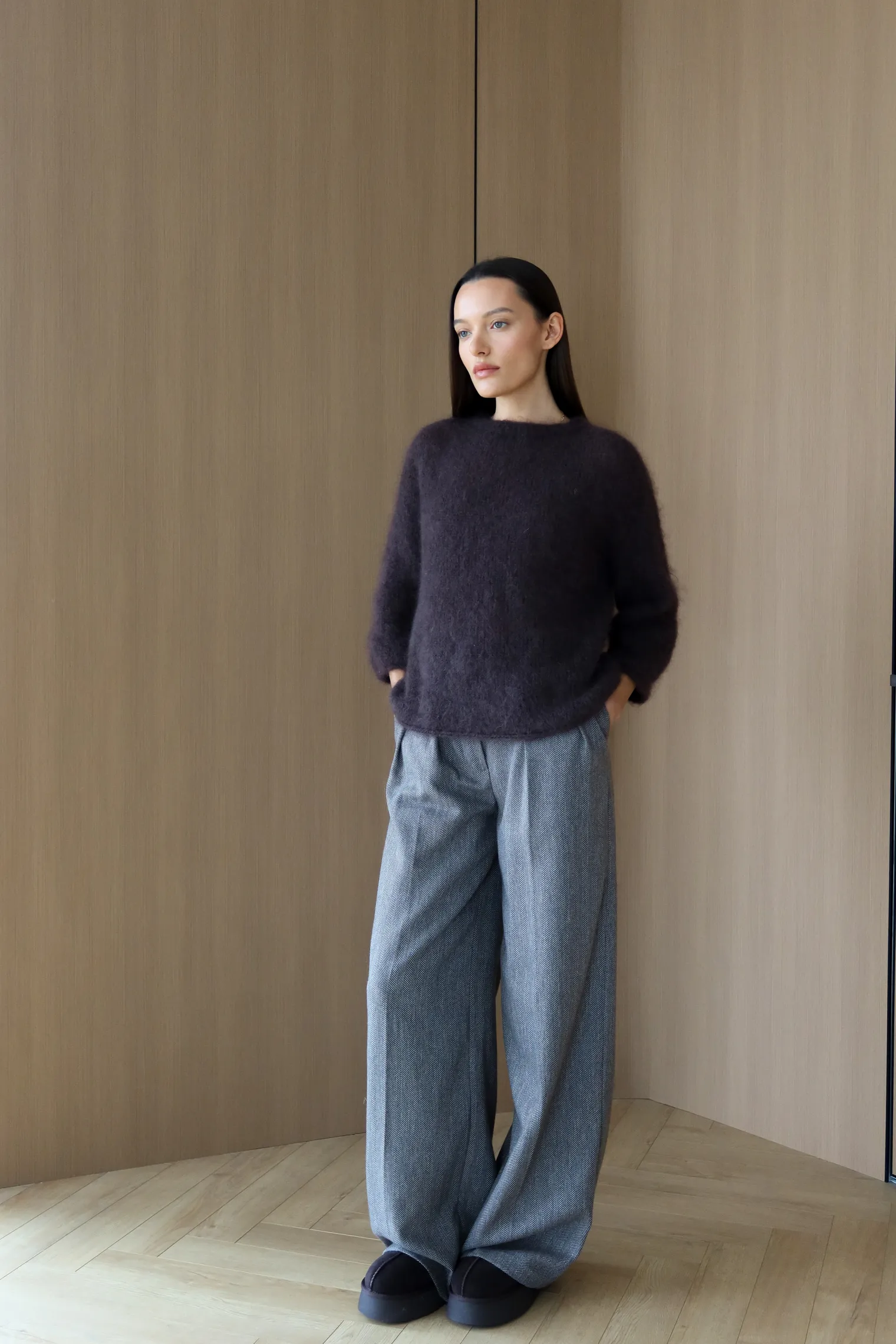 Пуловер мелкой вязки с низким воротником цвета горький шоколад фото 8