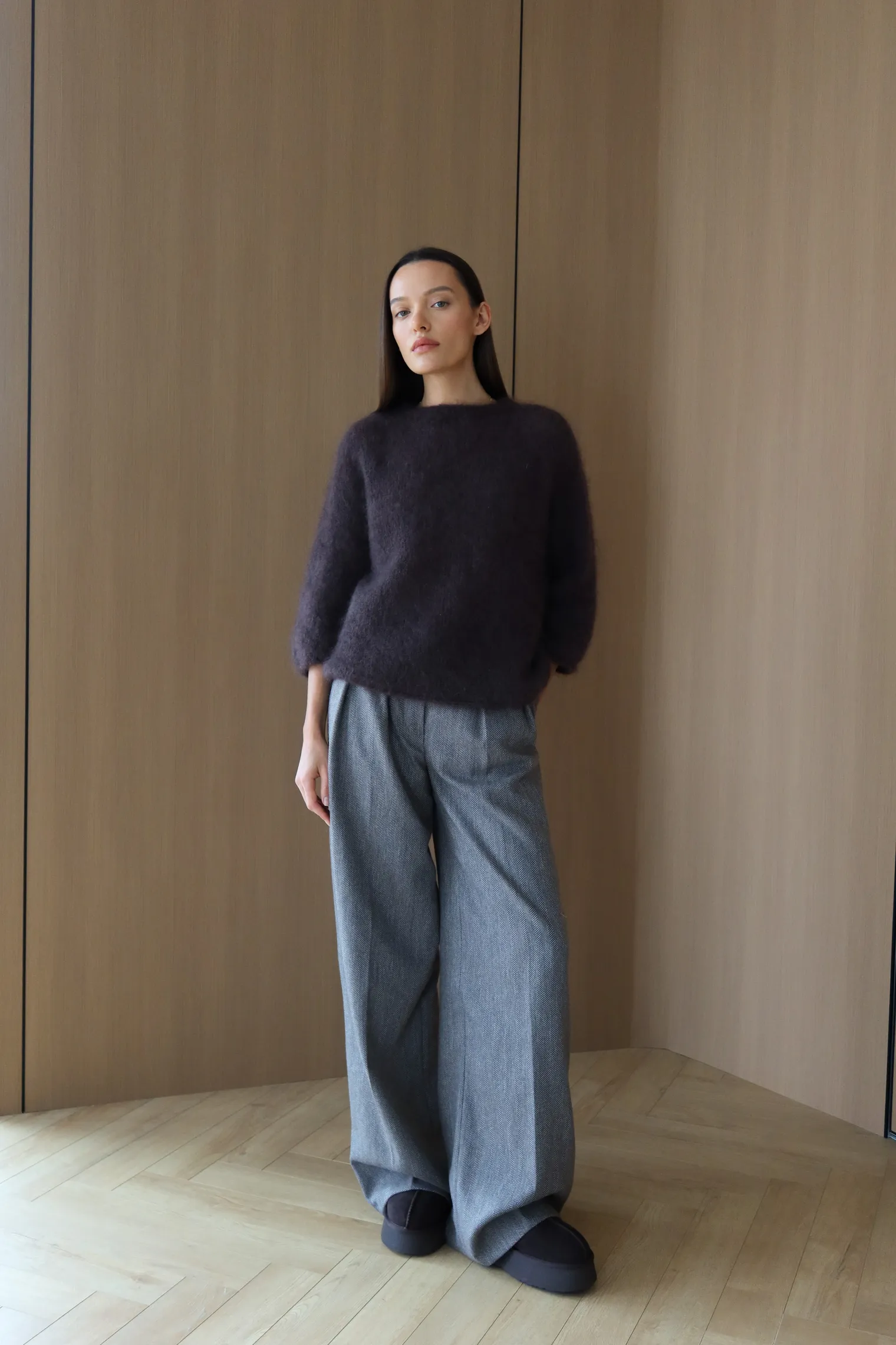 Пуловер мелкой вязки с низким воротником цвета горький шоколад фото 3