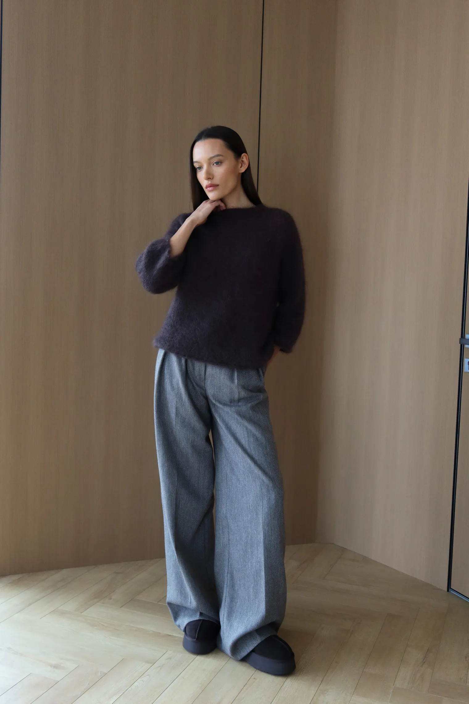 Пуловер мелкой вязки с низким воротником цвета горький шоколад фото 10