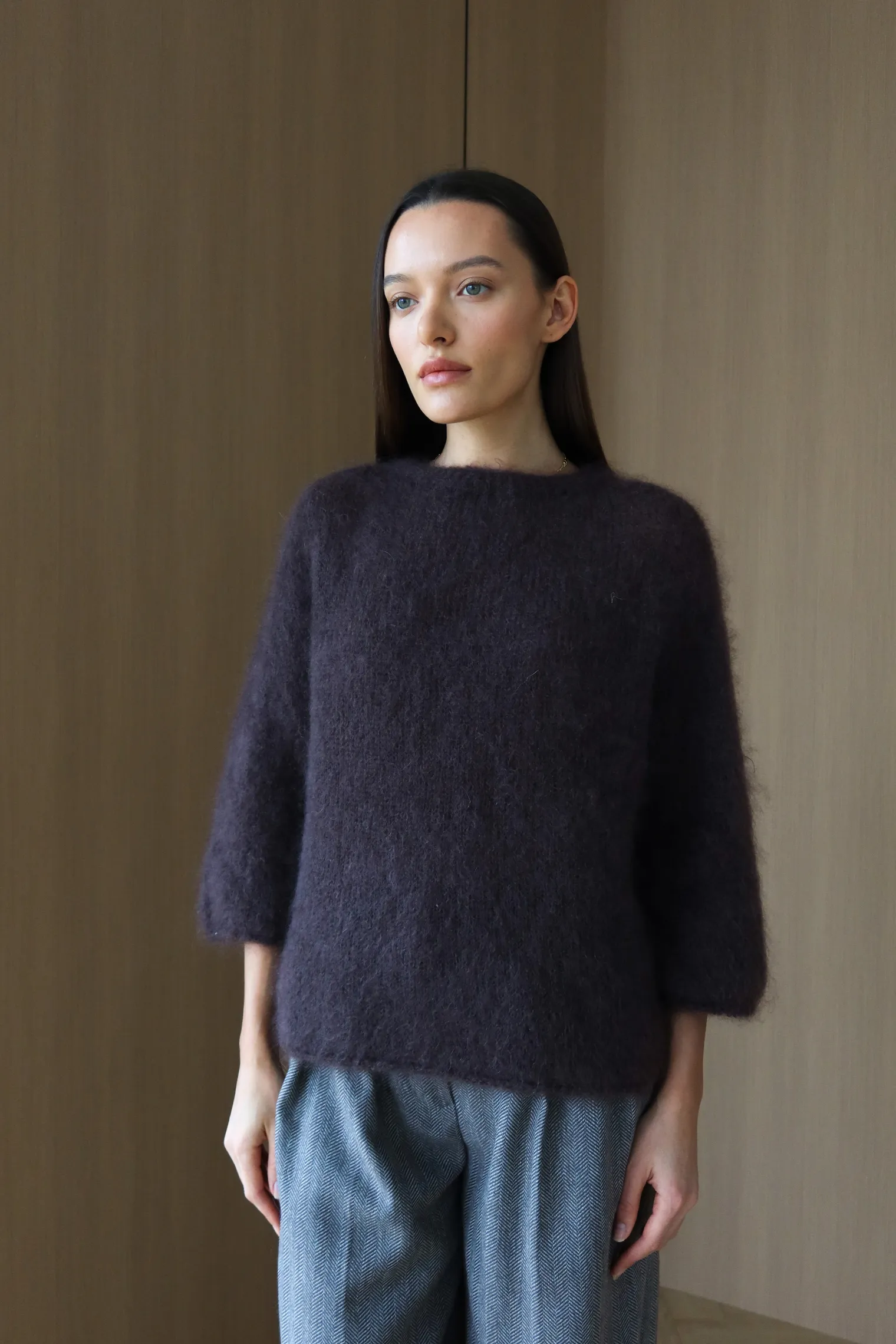 Пуловер мелкой вязки с низким воротником цвета горький шоколад фото 5