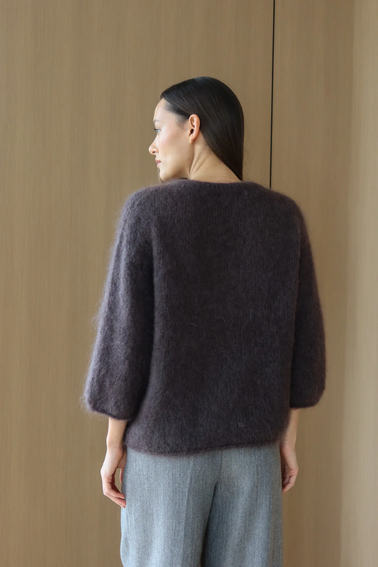 Пуловер мелкой вязки с низким воротником цвета горький шоколад фото 4