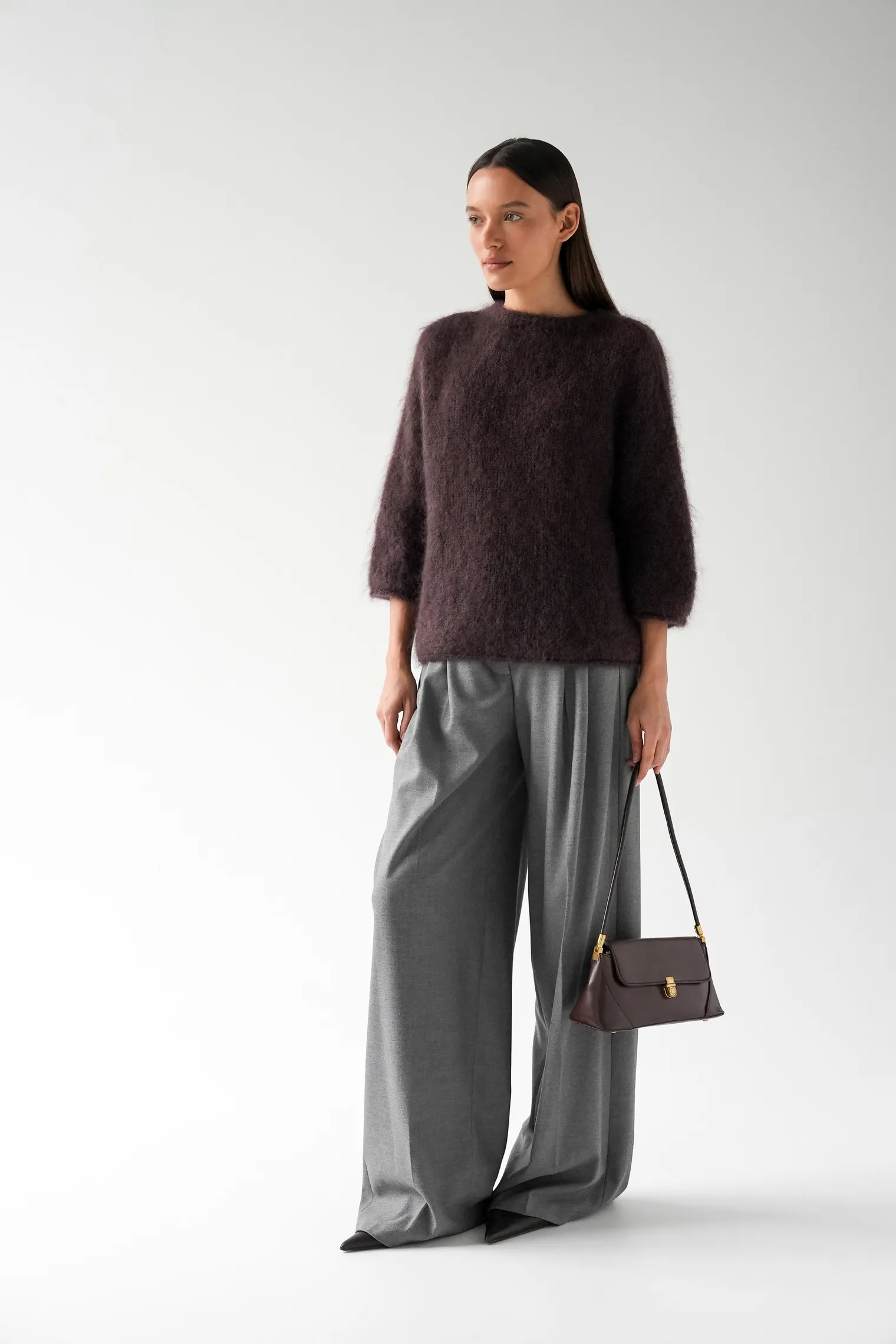 Пуловер мелкой вязки с низким воротником цвета горький шоколад фото 11