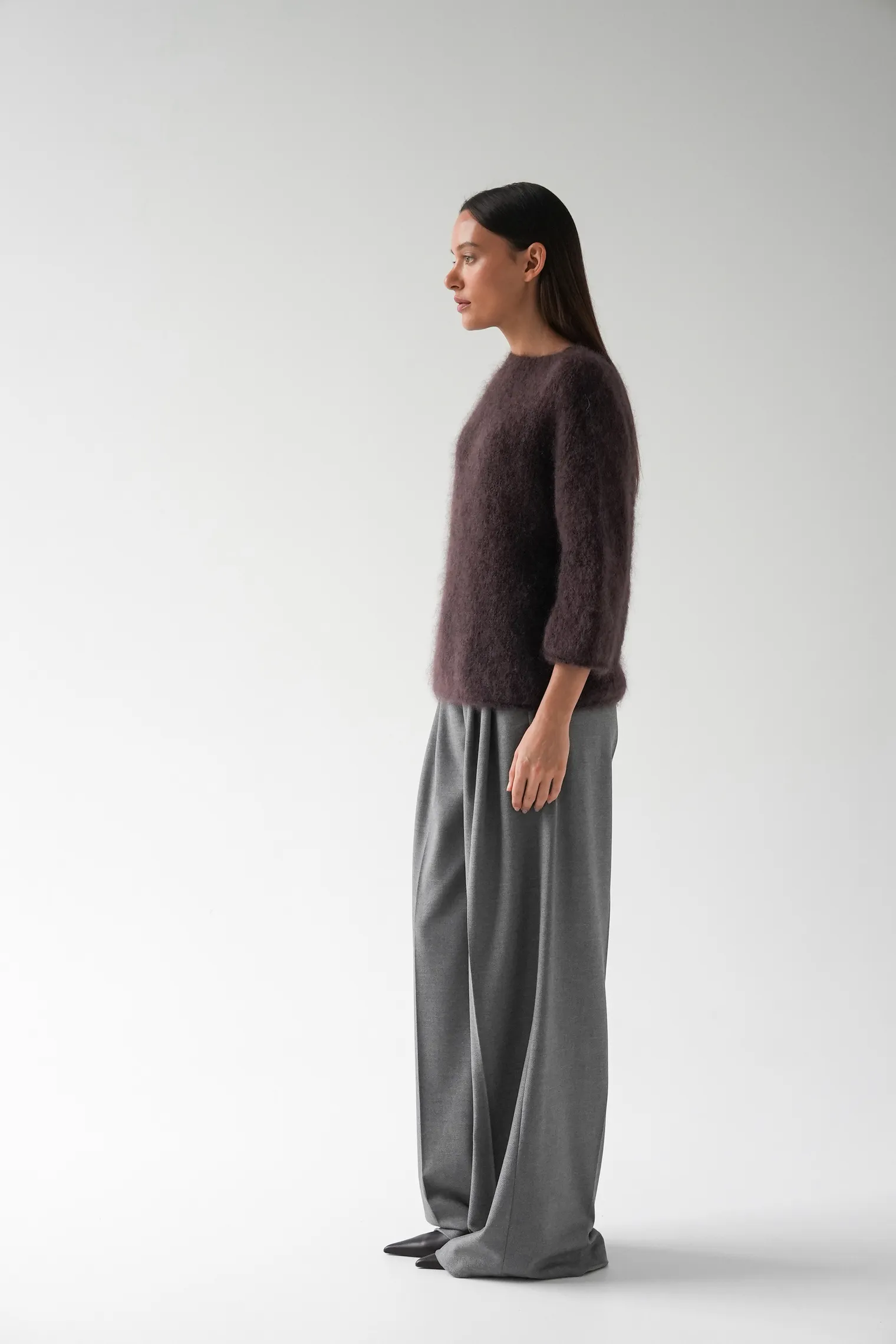 Пуловер мелкой вязки с низким воротником цвета горький шоколад фото 10