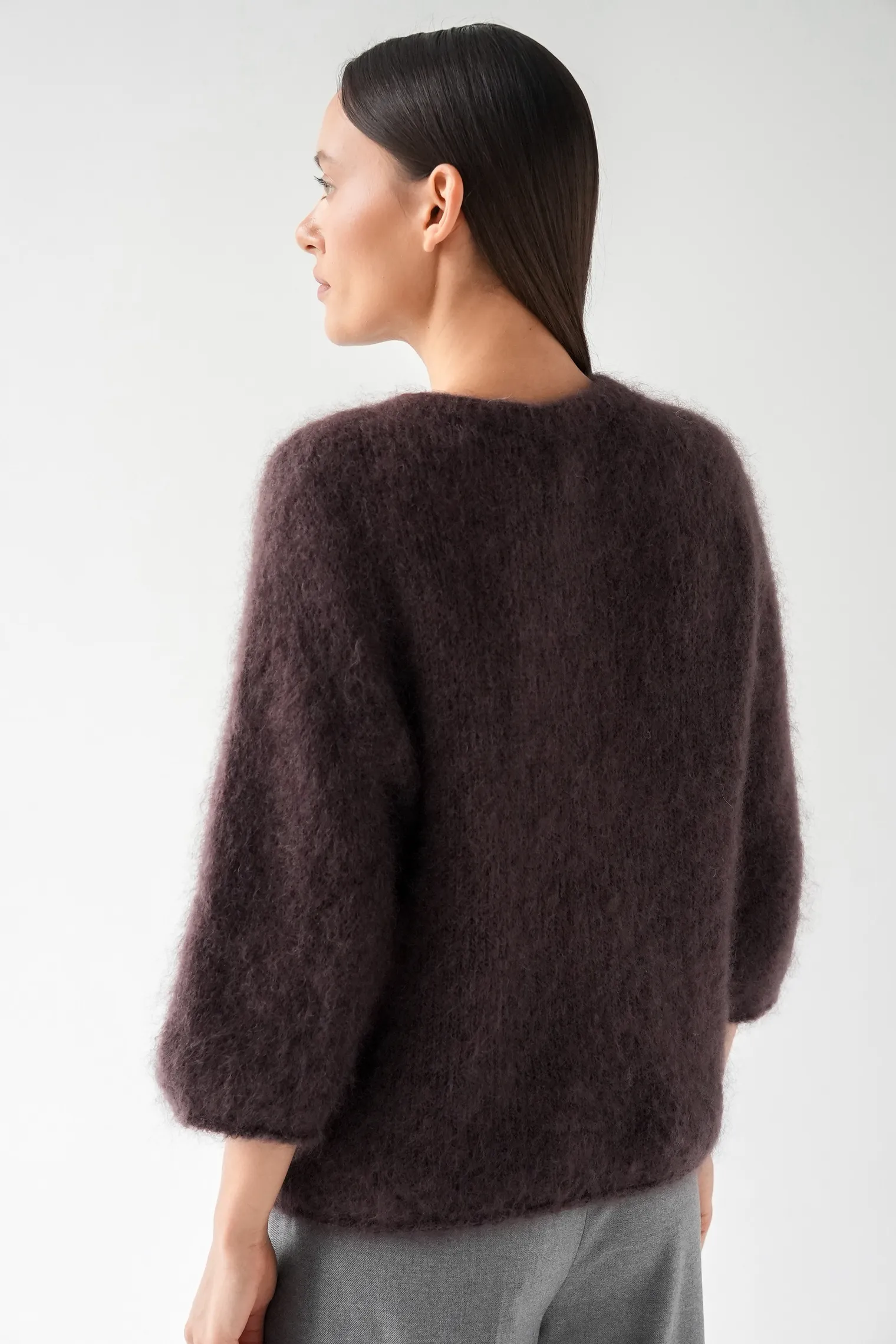 Пуловер мелкой вязки с низким воротником цвета горький шоколад фото 13