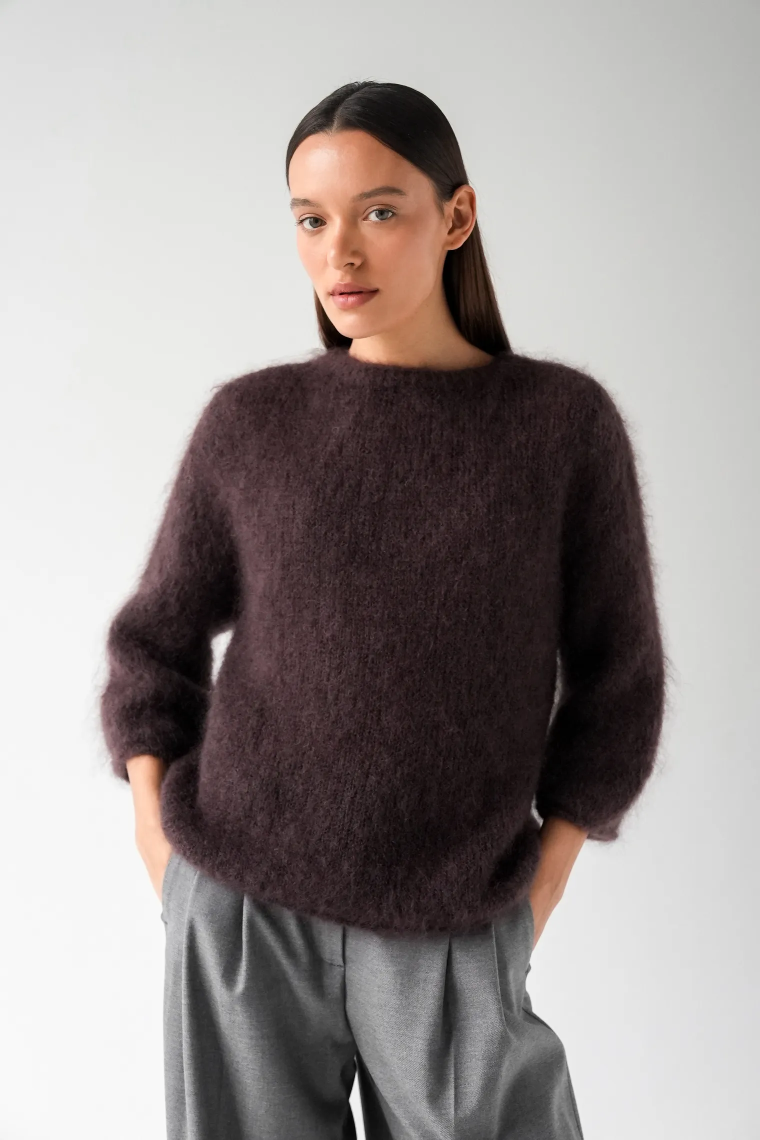 Пуловер мелкой вязки с низким воротником цвета горький шоколад фото 8