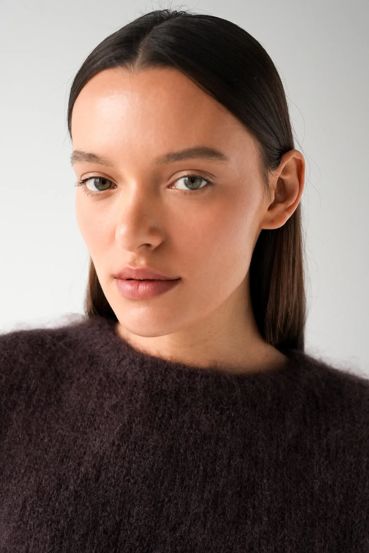 Пуловер мелкой вязки с низким воротником цвета горький шоколад фото 12