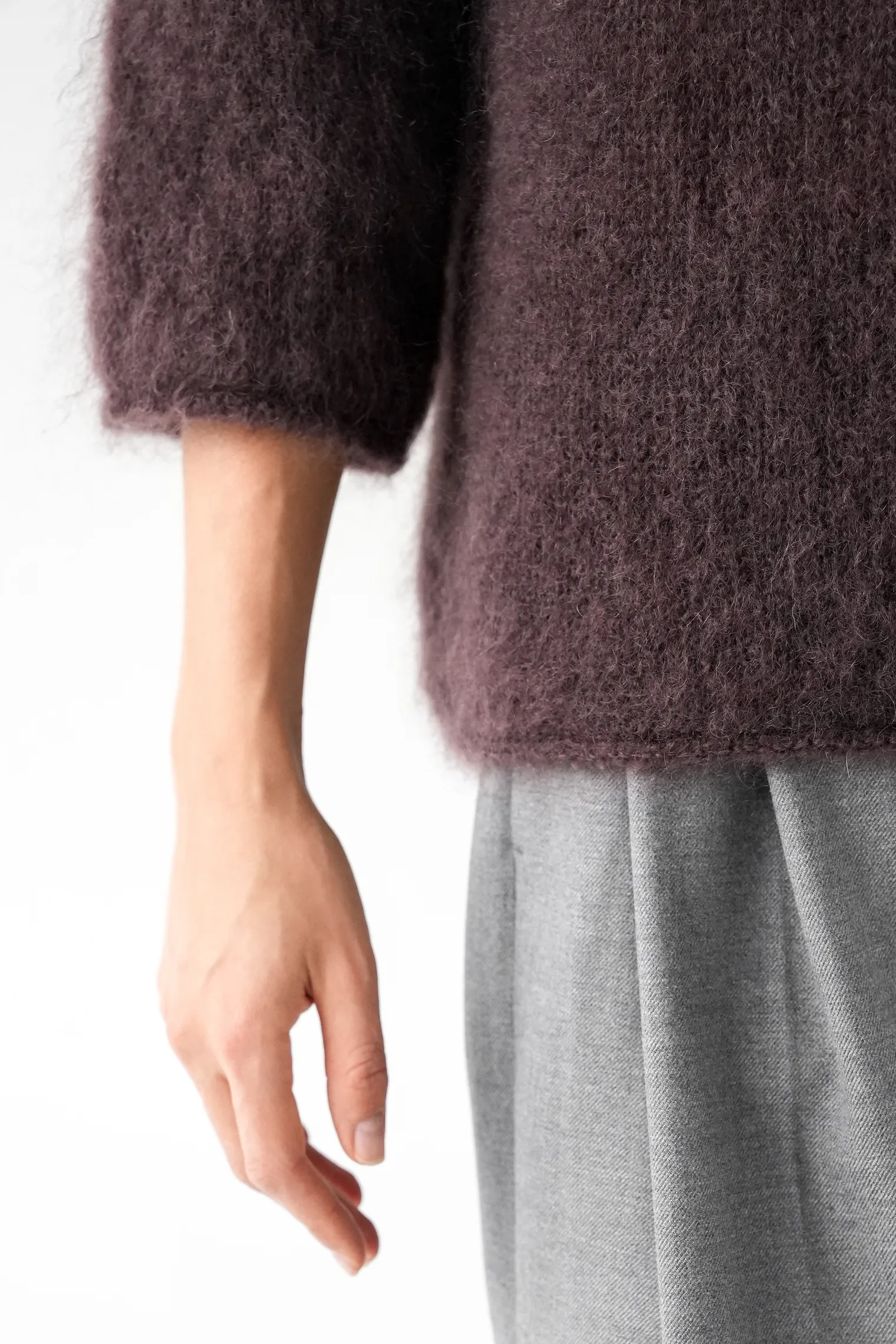 Пуловер мелкой вязки с низким воротником цвета горький шоколад фото 9