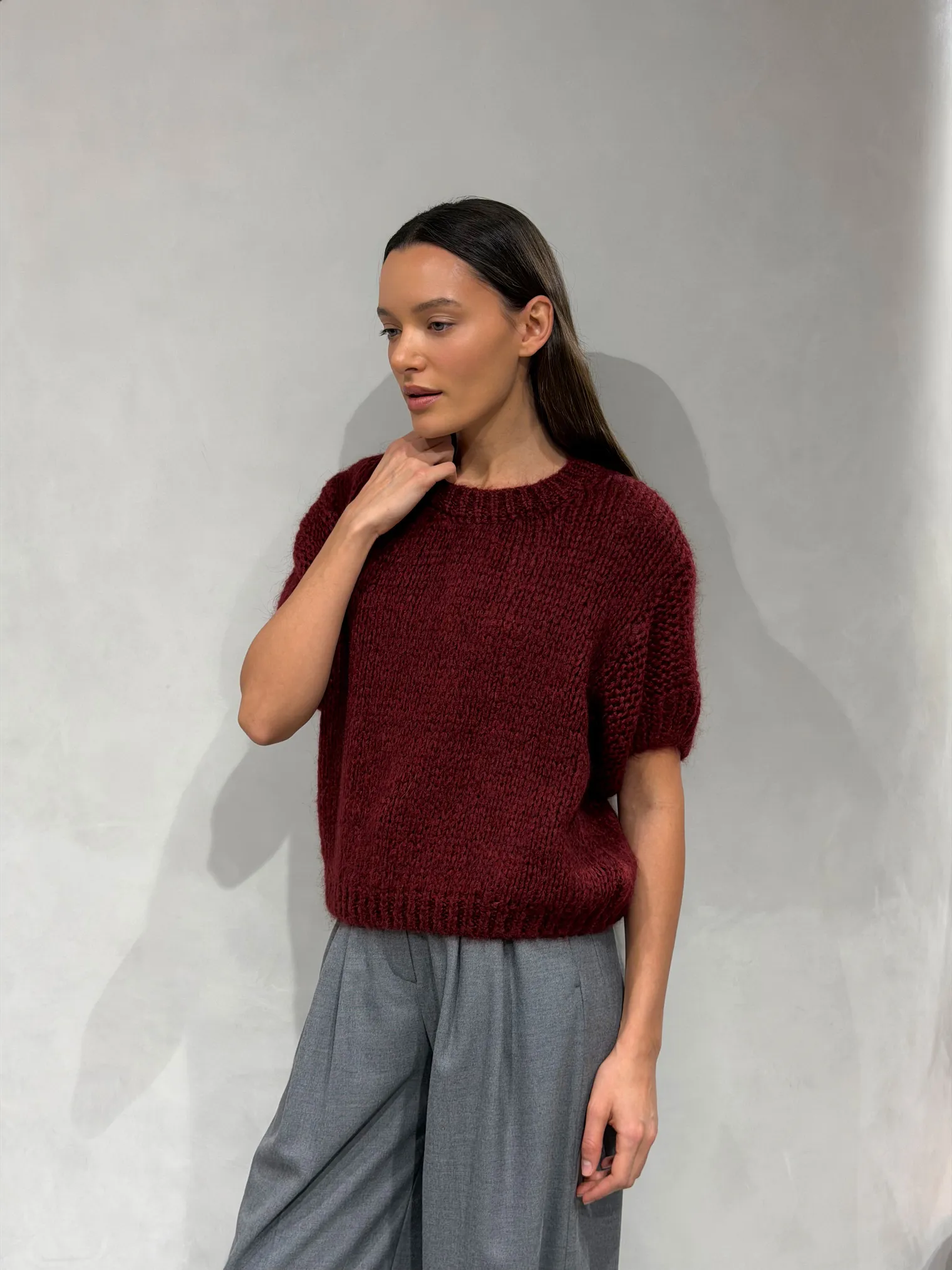 Пуловер крупной вязки с низким воротником винного цвета фото 2