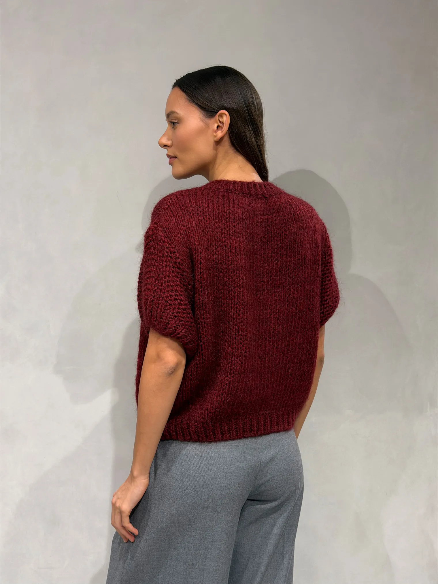 Пуловер крупной вязки с низким воротником винного цвета фото 5