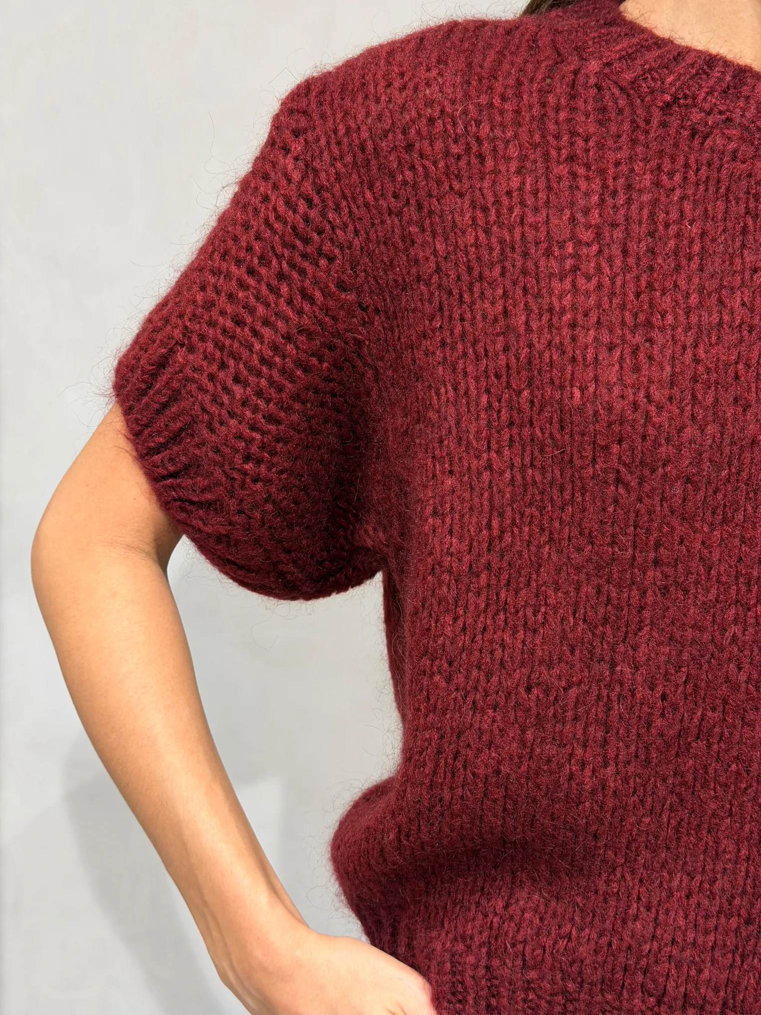 Пуловер крупной вязки с низким воротником винного цвета фото 3