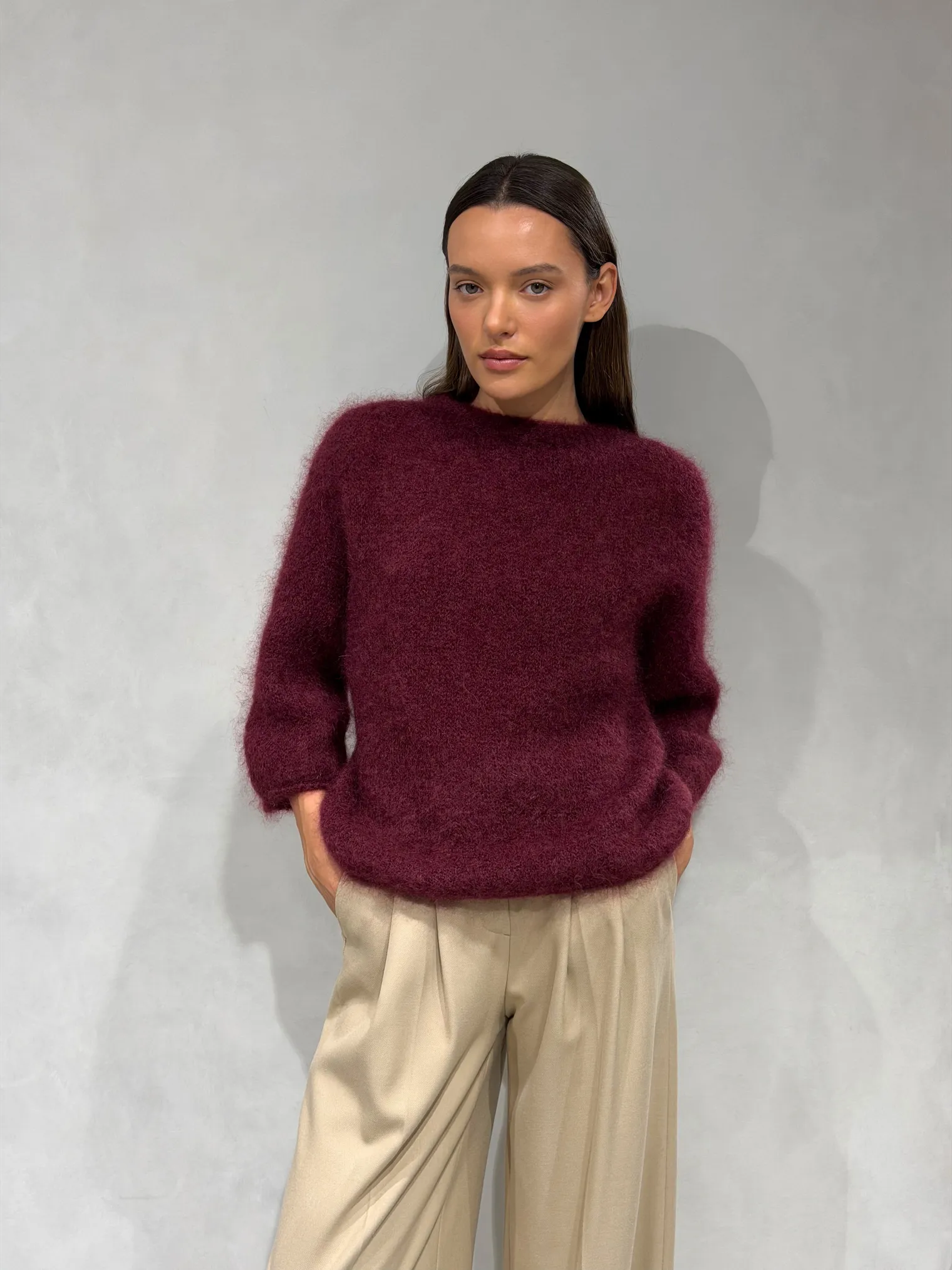 Пуловер мелкой вязки с низким воротником цвета бургундия фото 6