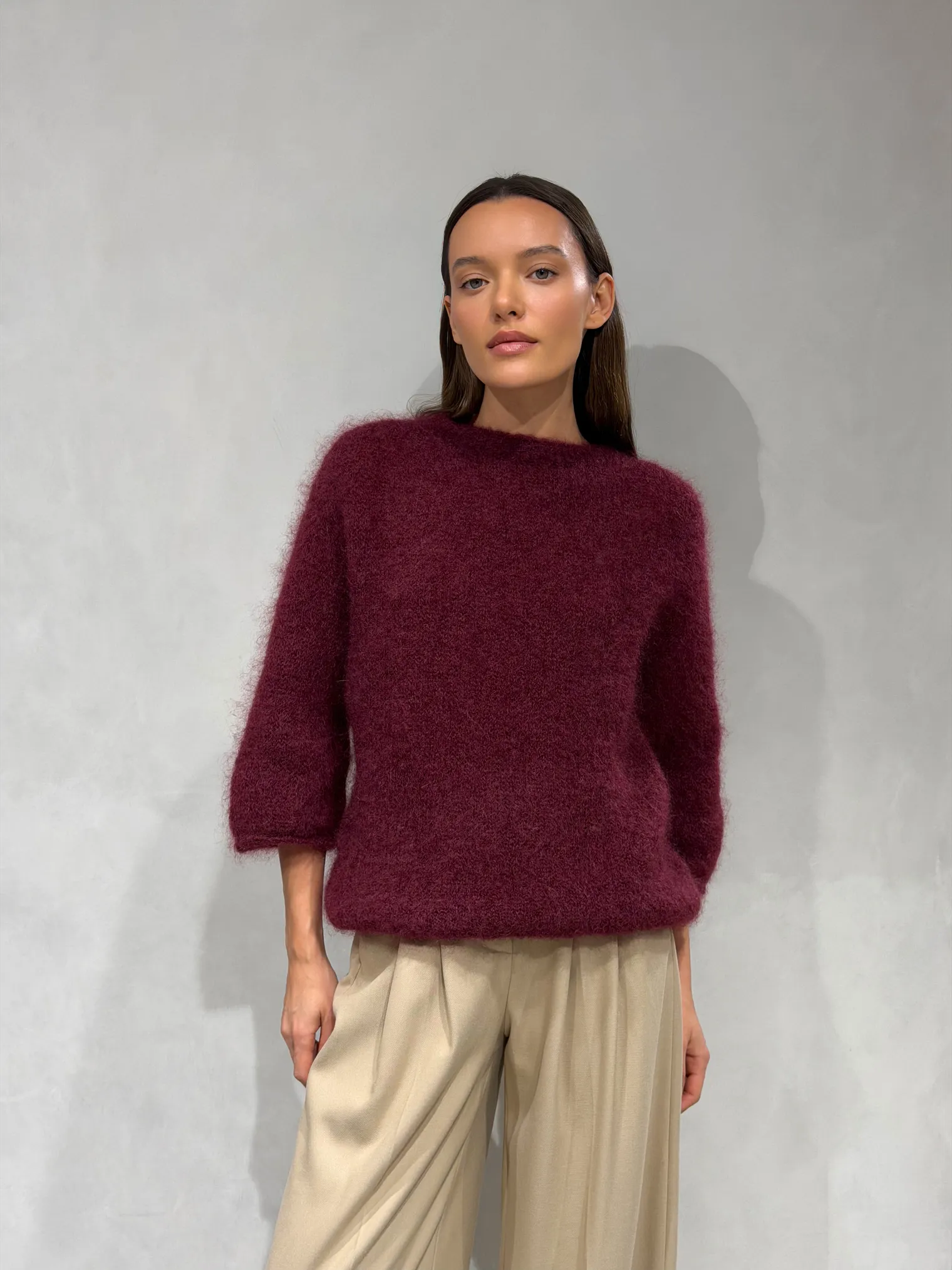 Пуловер мелкой вязки с низким воротником цвета бургундия фото 7