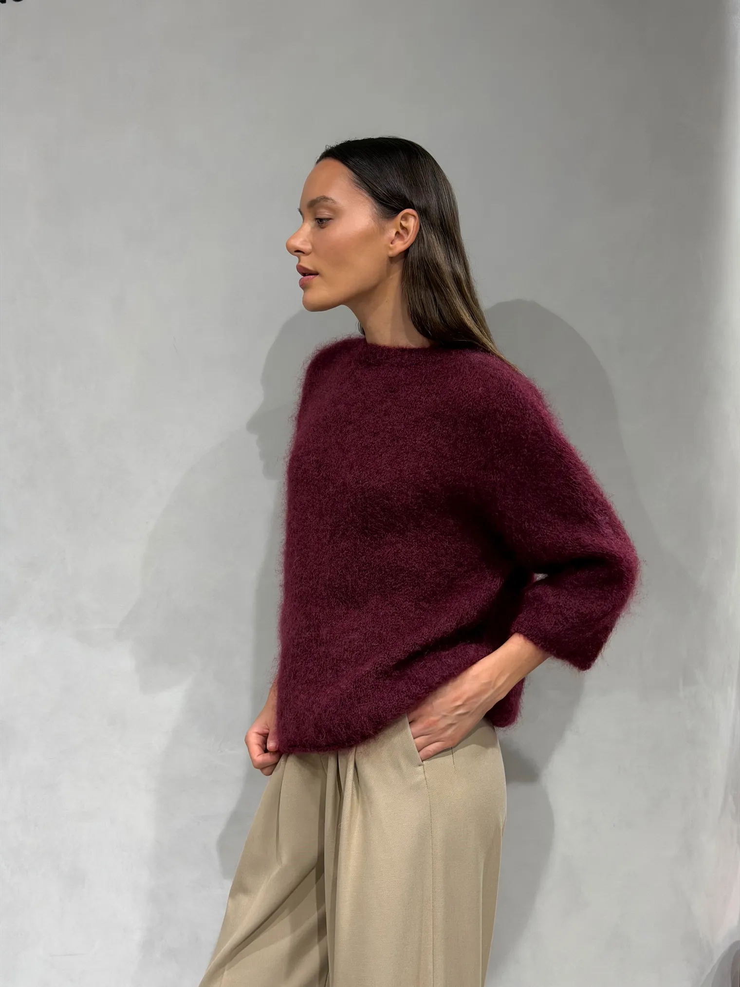 Пуловер мелкой вязки с низким воротником цвета бургундия фото 4