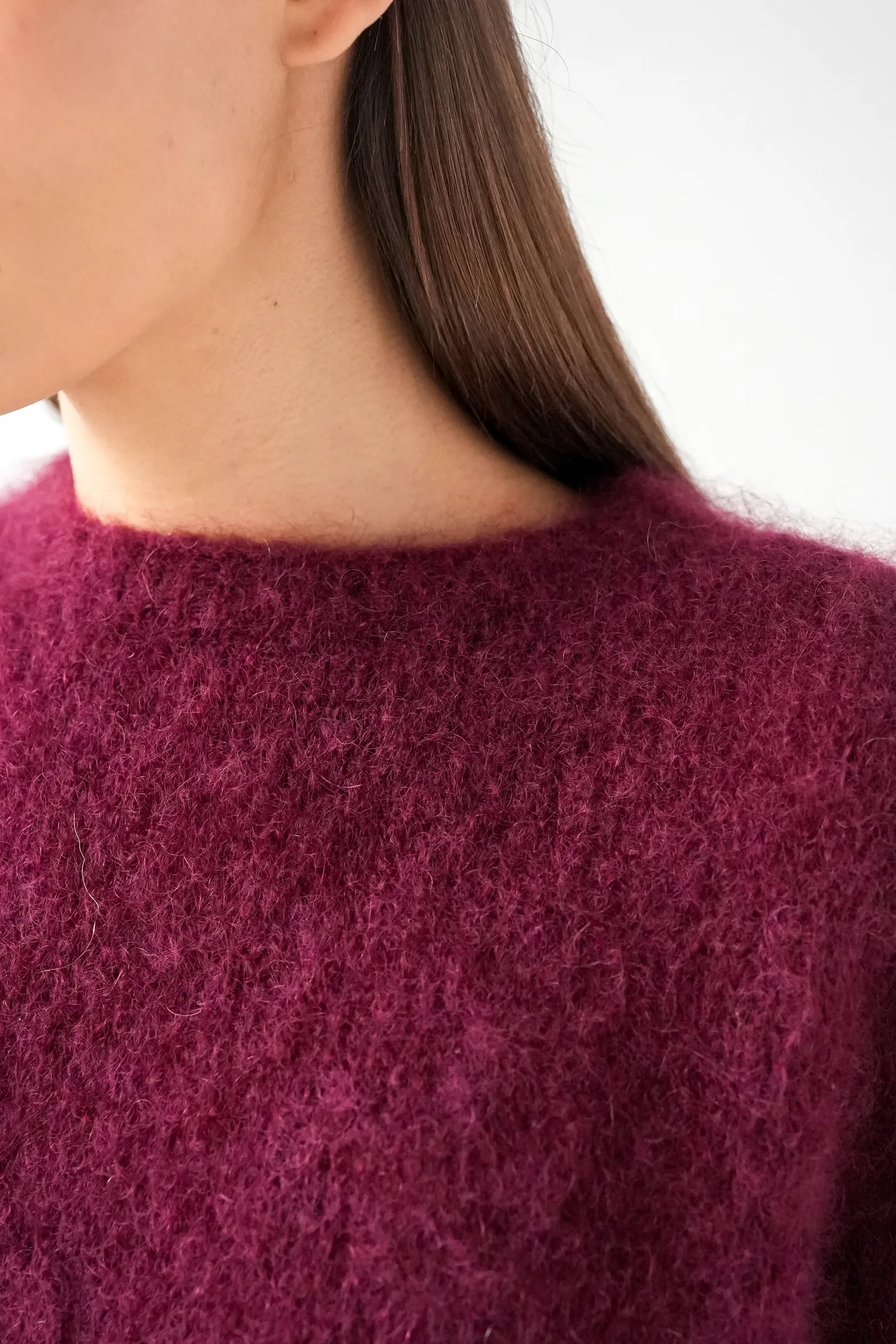 Пуловер мелкой вязки с низким воротником цвета бургундия фото 2