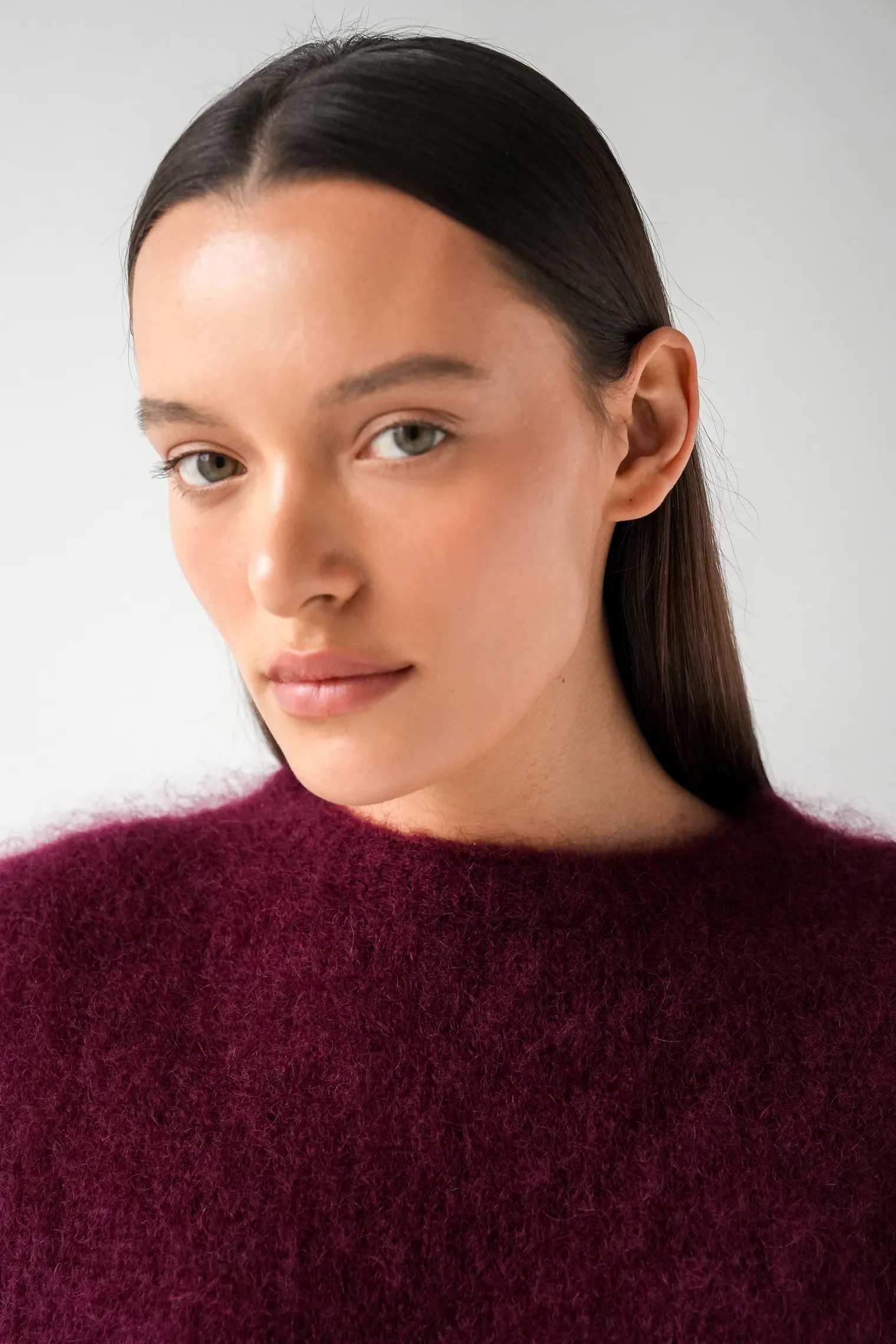 Пуловер мелкой вязки с низким воротником цвета бургундия фото 8