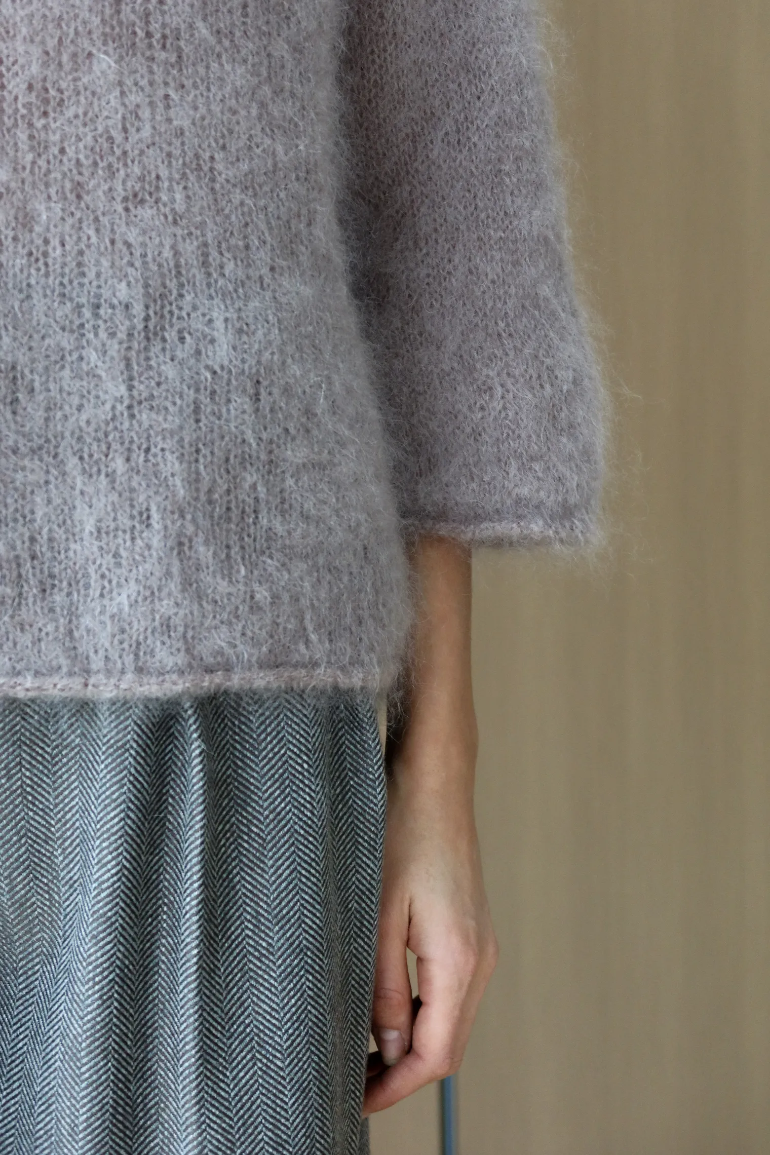 Пуловер мелкой вязки с низким воротником кофейного цвета фото 6