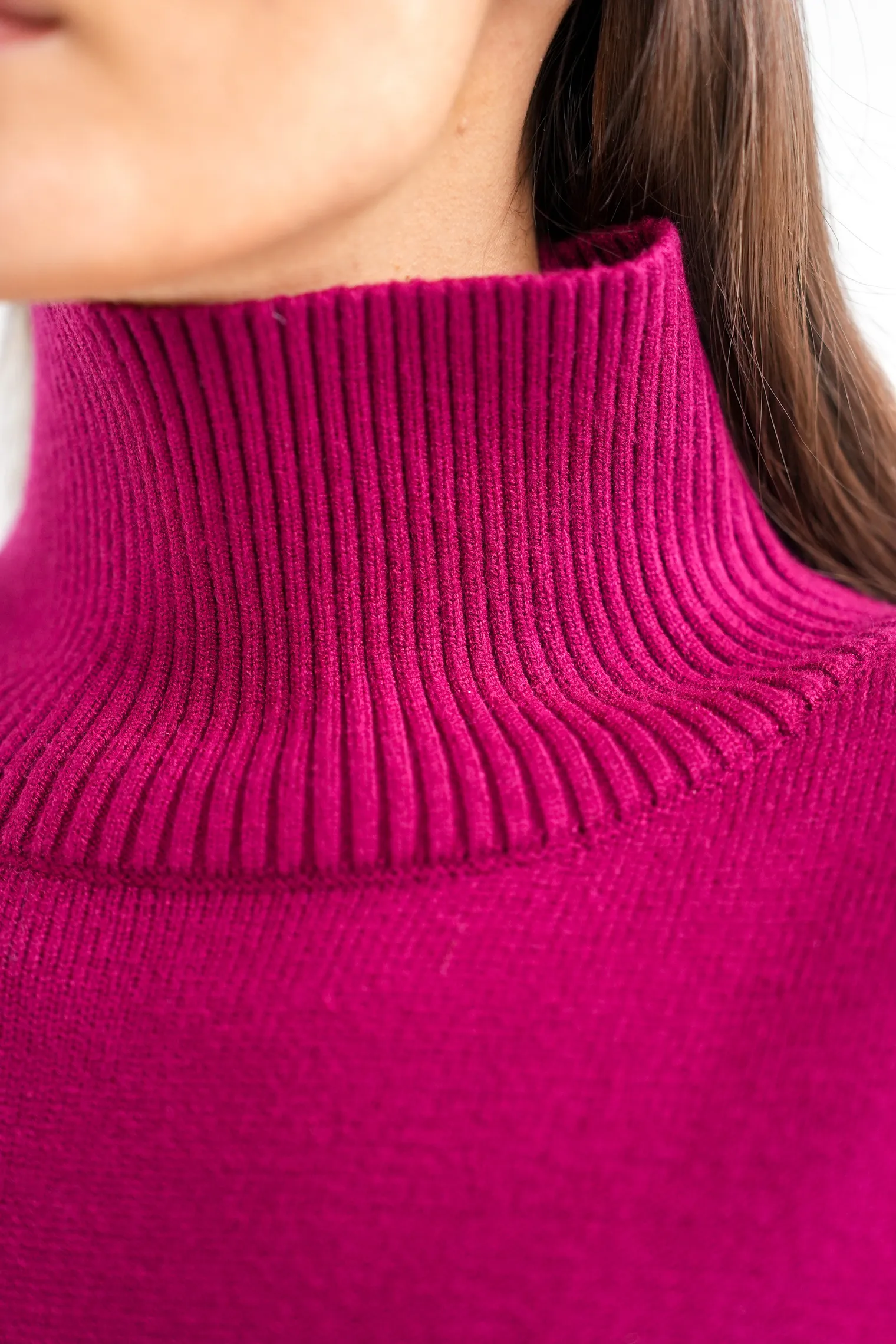 Джемпер мелкой вязки с высоким воротником винного цвета фото 2