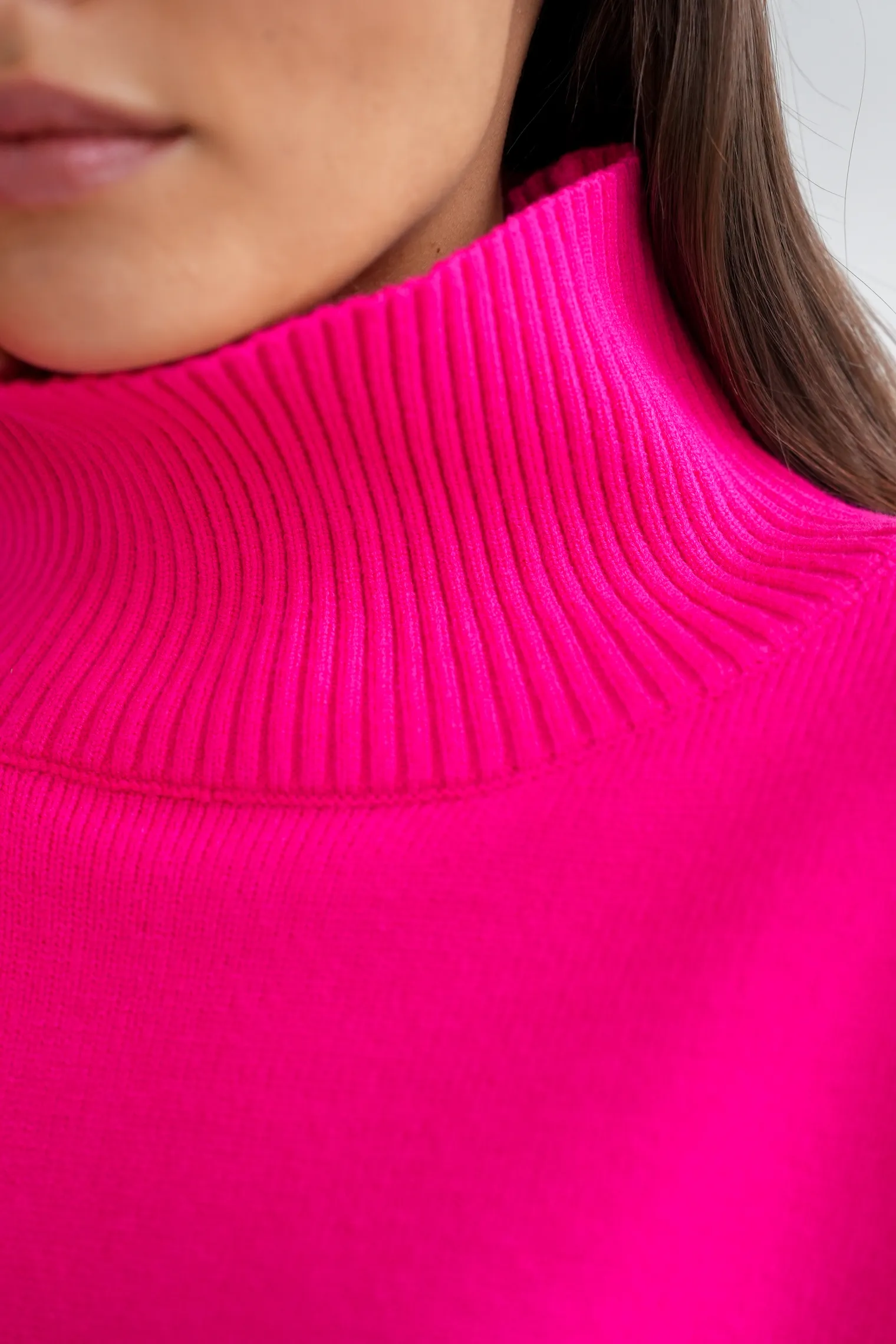 Джемпер мелкой вязки с высоким воротником цвета фуксии фото 2