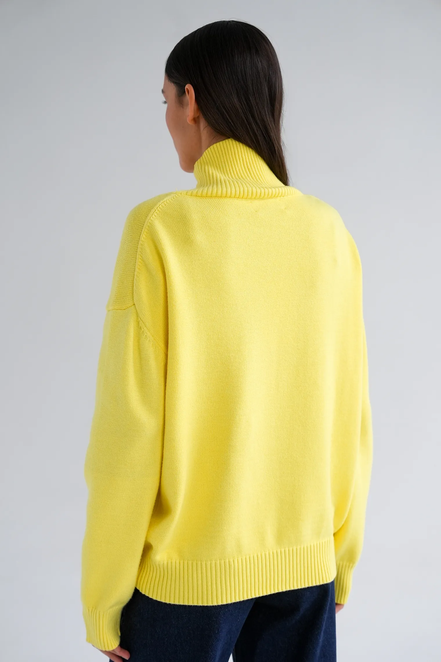 Джемпер мелкой вязки с высоким воротником лимонного цвета фото 4