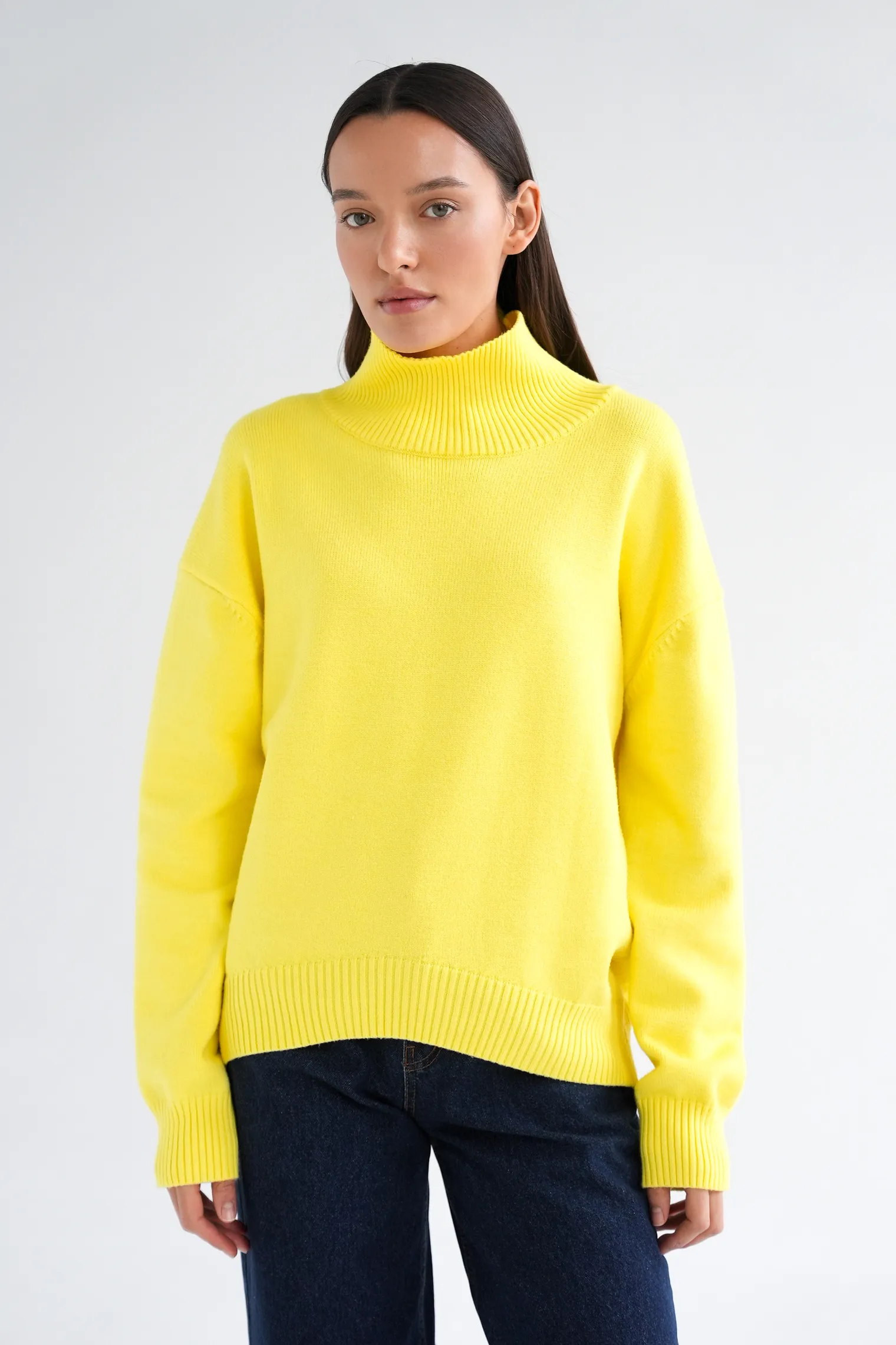 Джемпер мелкой вязки с высоким воротником лимонного цвета фото 8