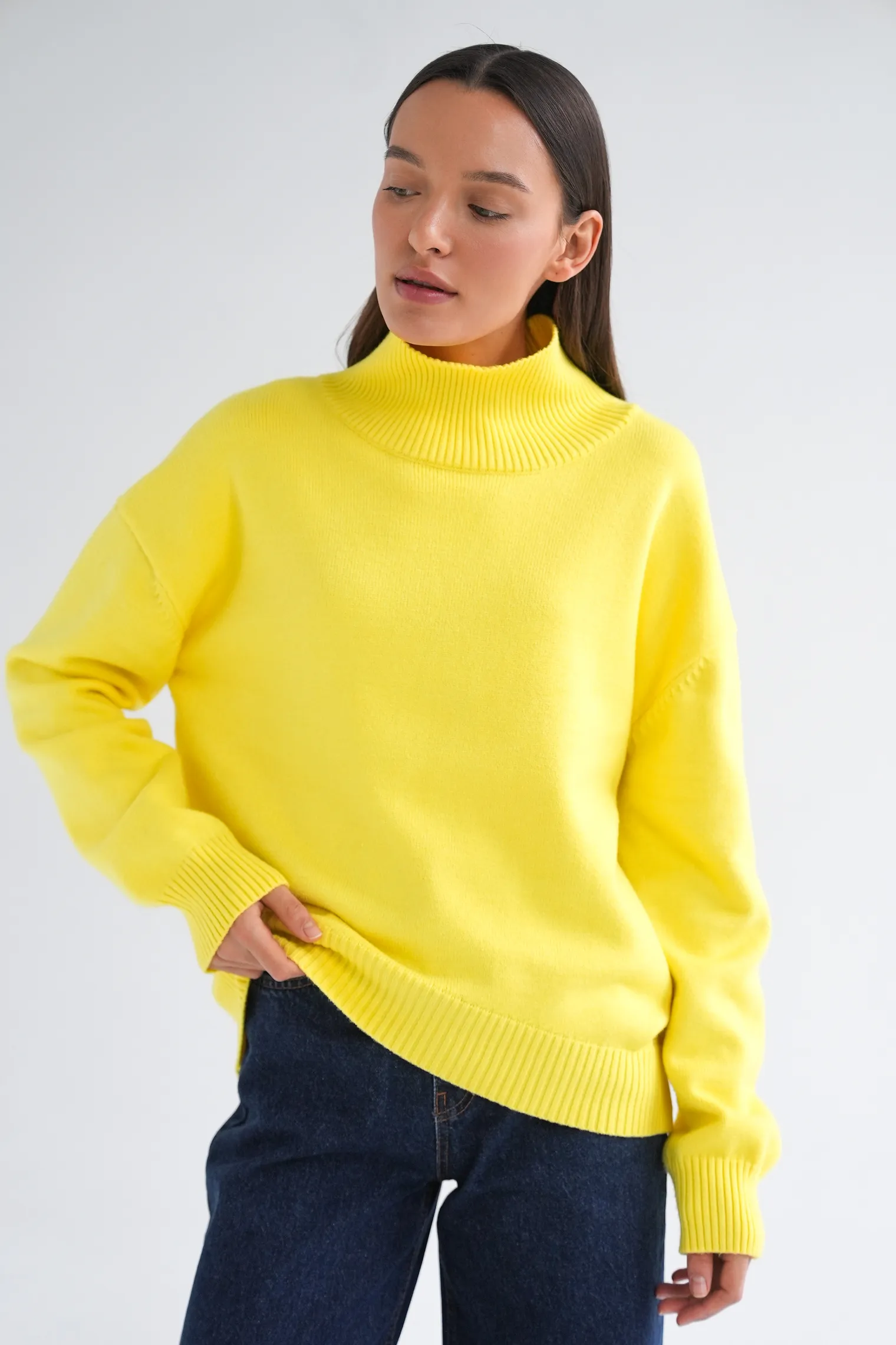 Джемпер мелкой вязки с высоким воротником лимонного цвета фото 3