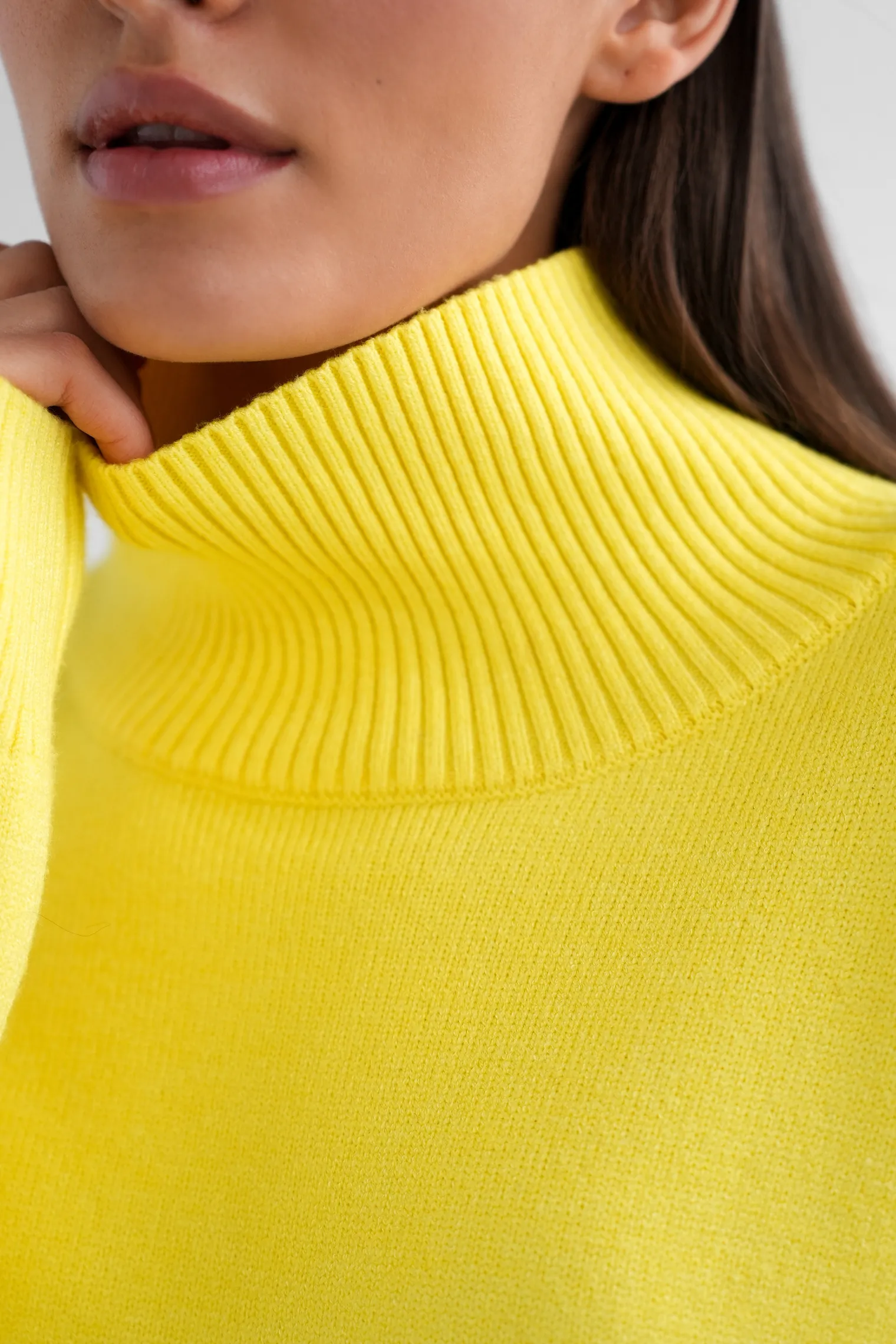 Джемпер мелкой вязки с высоким воротником лимонного цвета фото 2