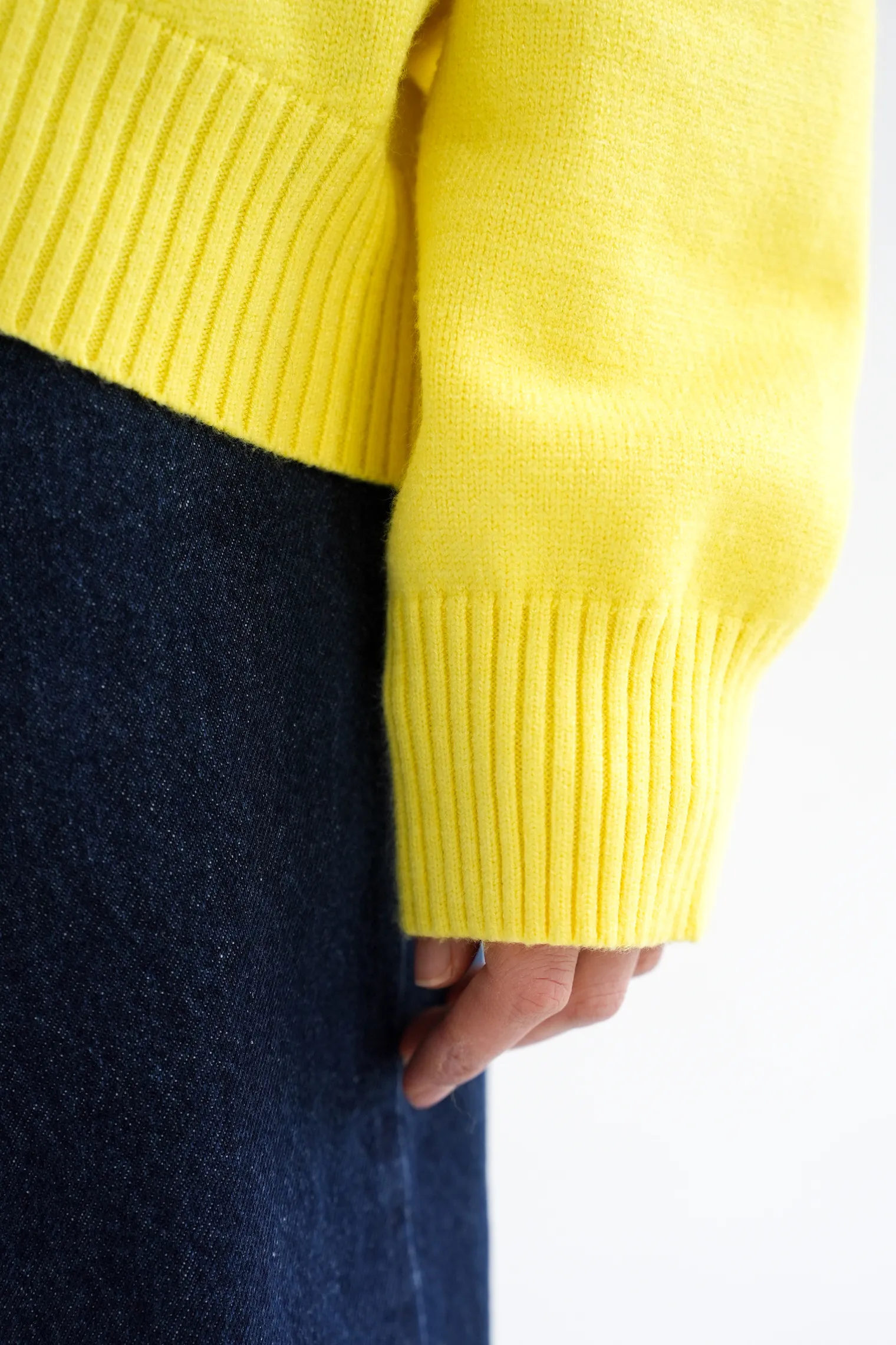 Джемпер мелкой вязки с высоким воротником лимонного цвета фото 9