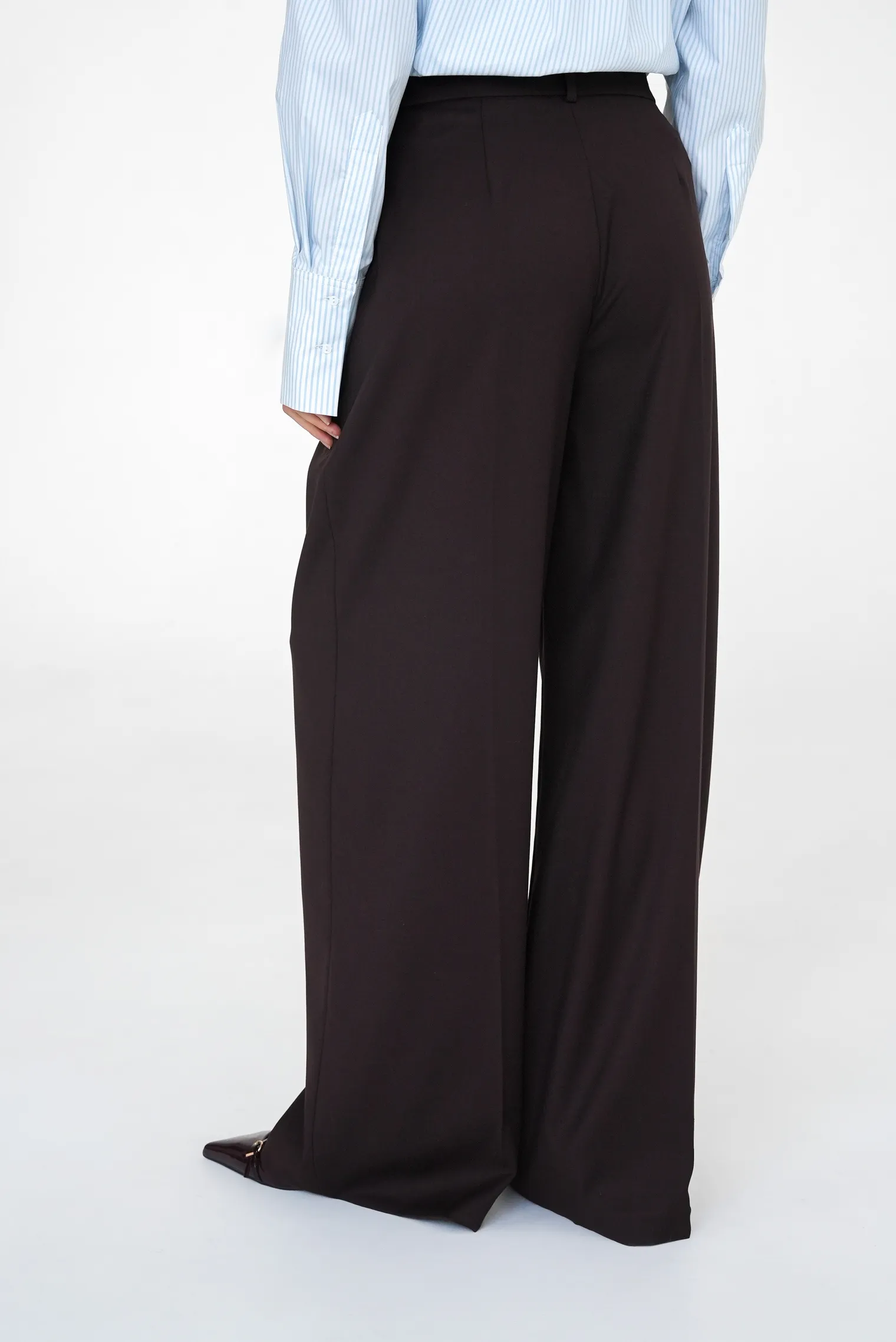 Брюки широкого кроя с завышенной талией со складками трюфельного цвета фото 9