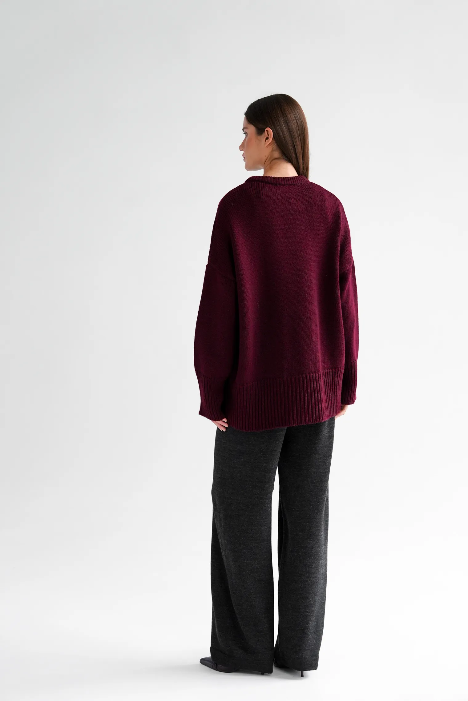 Джемпер крупной вязки с низким воротником цвета бургундия фото 9