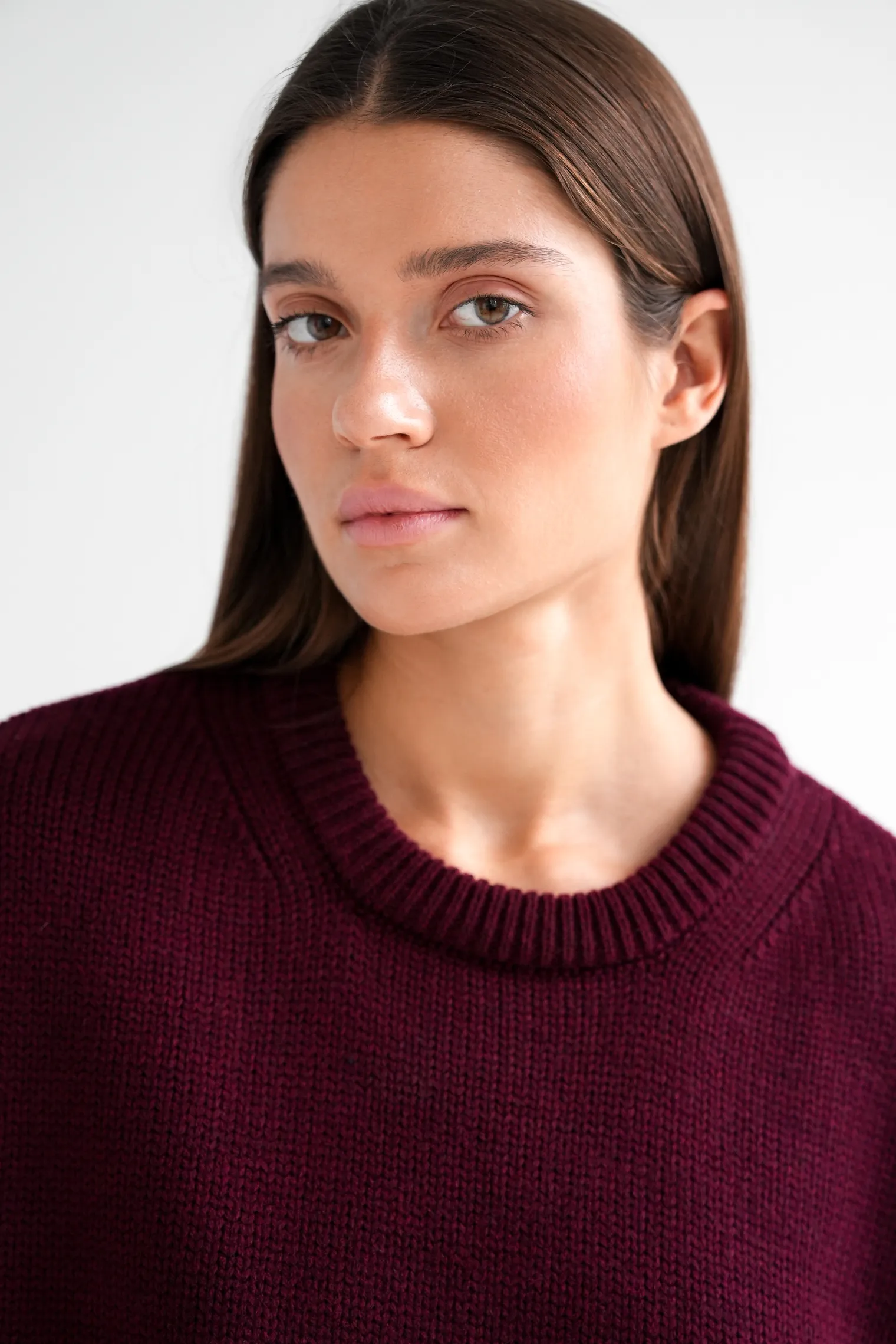 Джемпер крупной вязки с низким воротником цвета бургундия фото 6