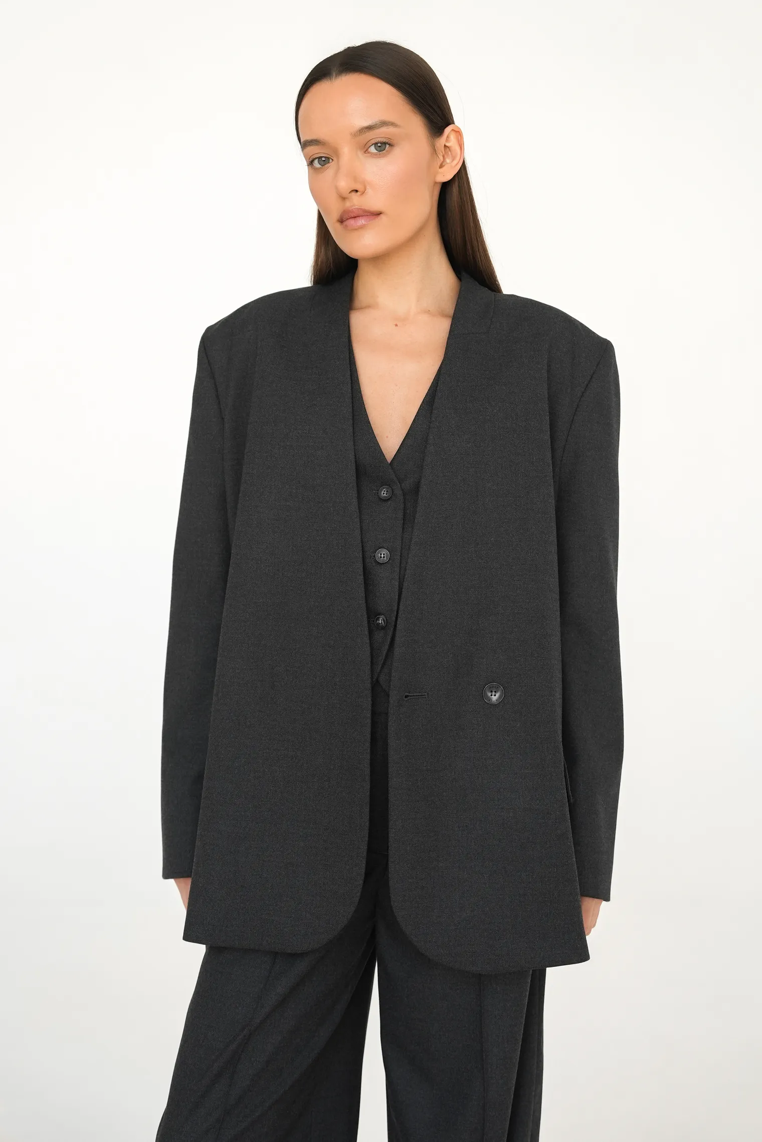 Двубортный жакет свободного кроя с воротником-стойкой графитового цвета фото 6