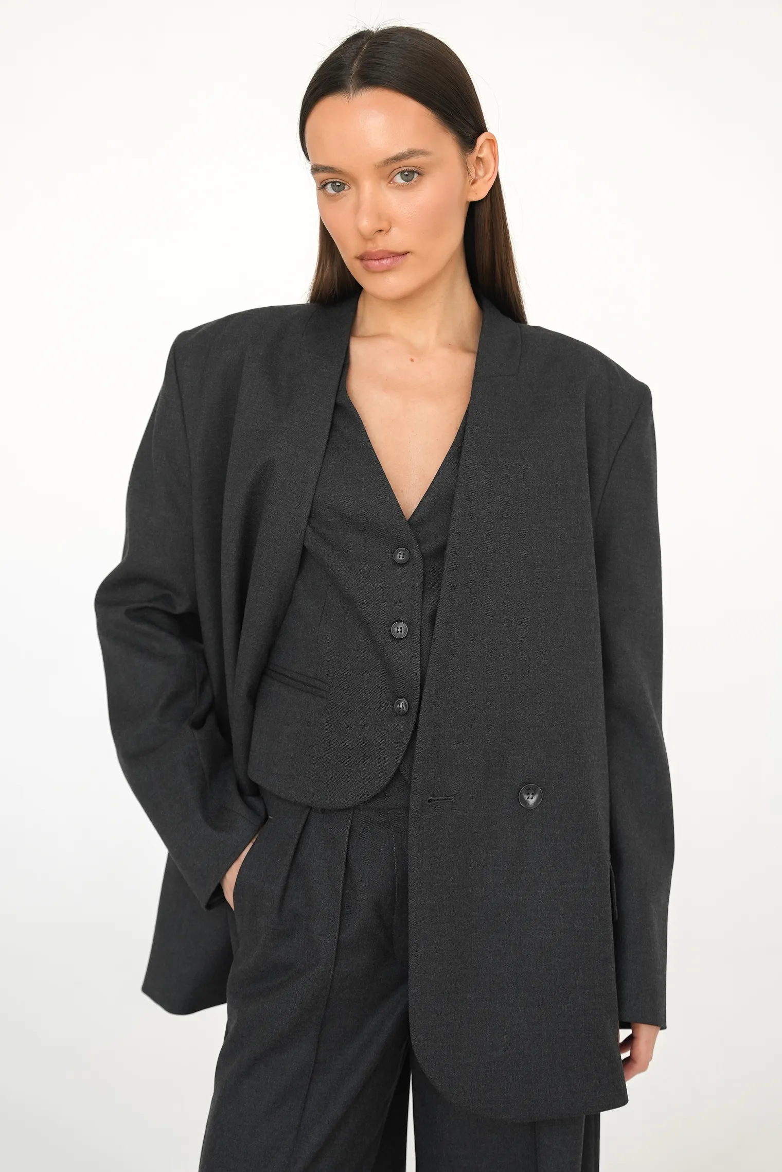Двубортный жакет свободного кроя с воротником-стойкой графитового цвета фото 5