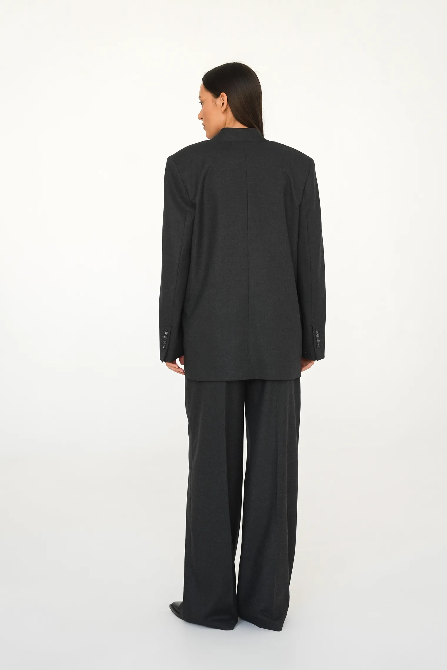 Двубортный жакет свободного кроя с воротником-стойкой графитового цвета фото 4