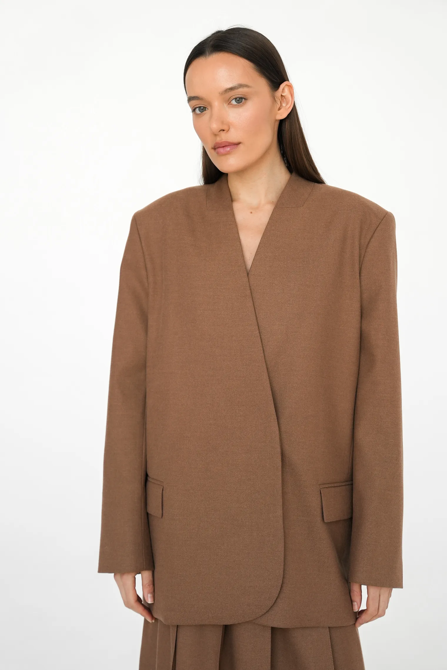 Двубортный жакет свободного кроя с воротником-стойкой табачного цвета фото 8
