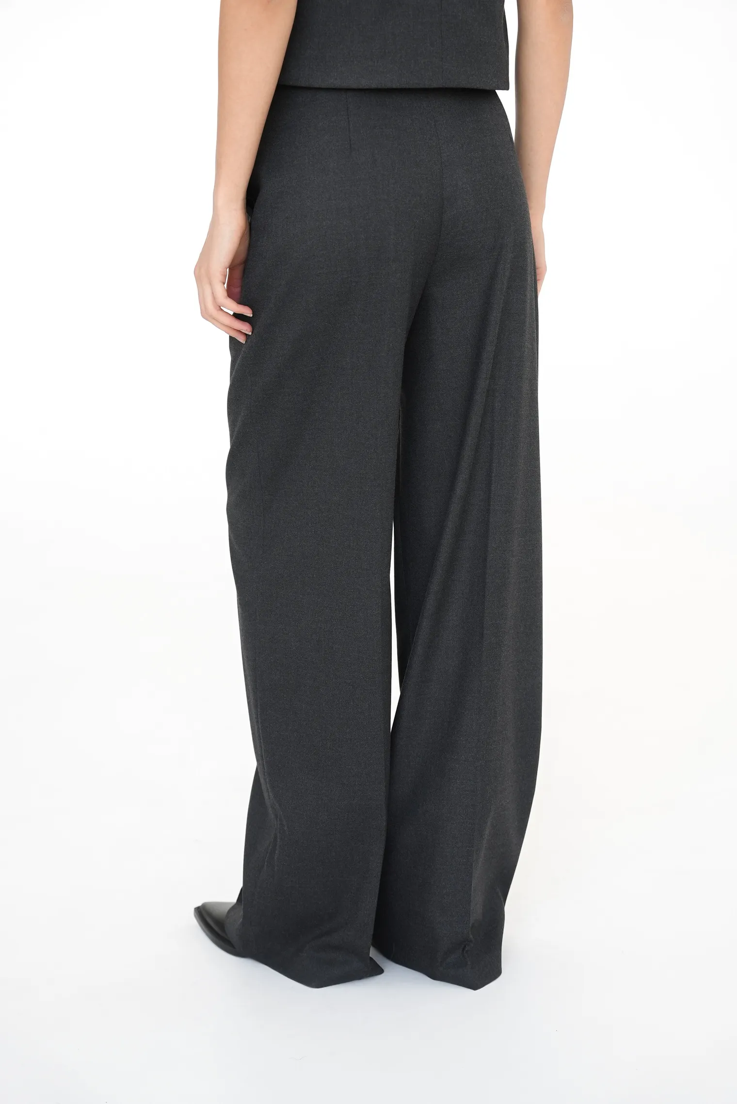 Брюки прямого кроя со стрелками графитового цвета фото 10