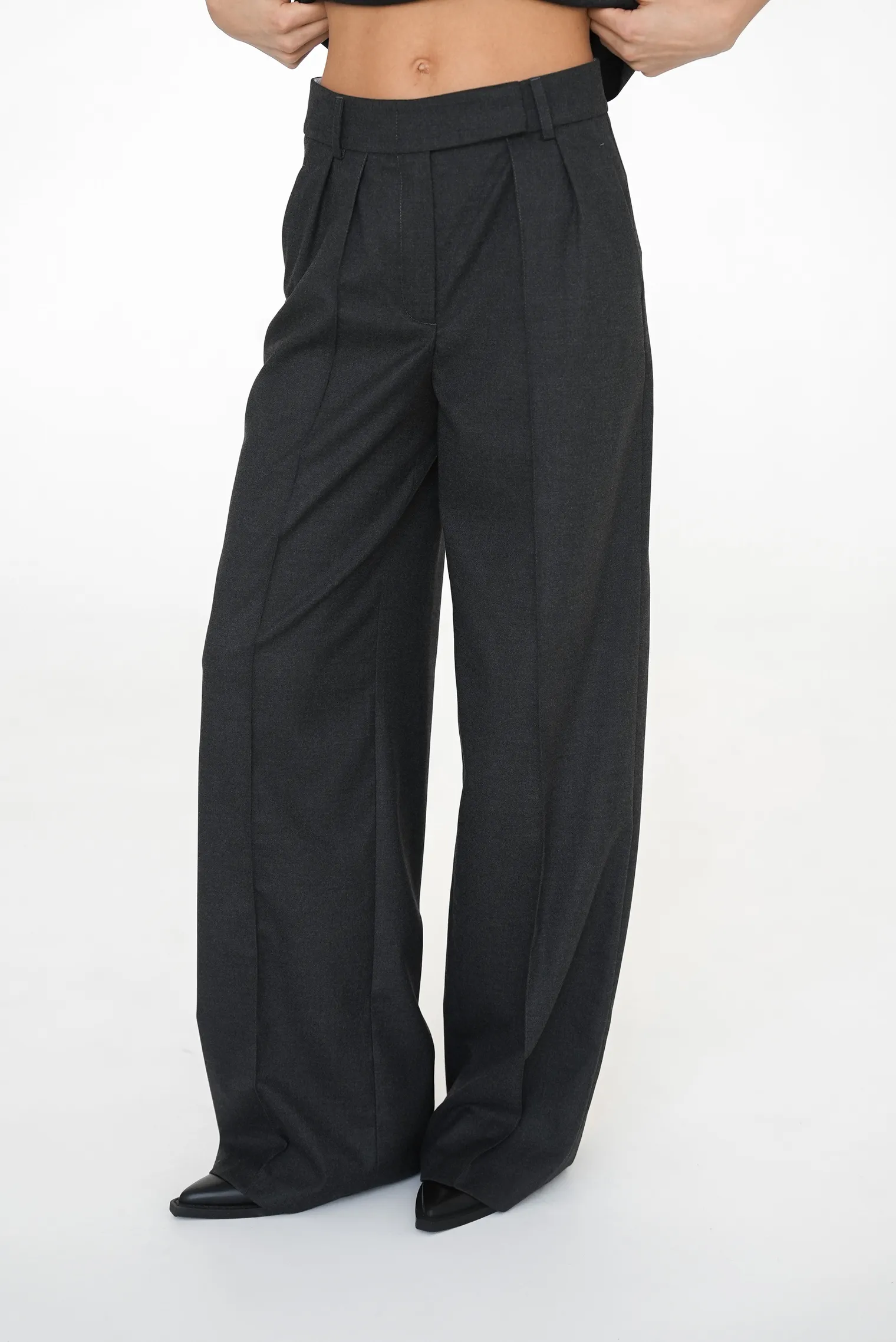 Брюки прямого кроя со стрелками графитового цвета фото 8