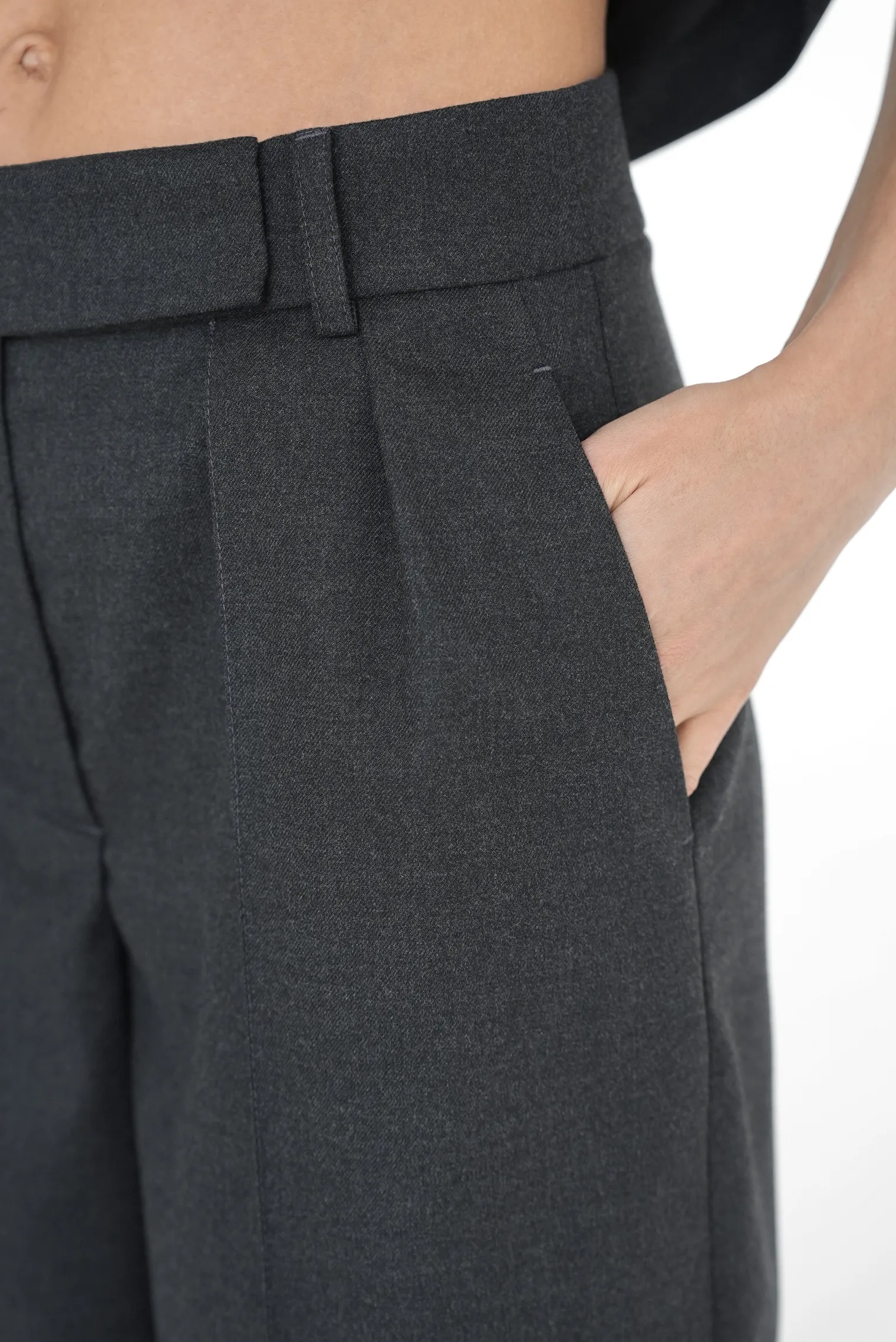 Брюки прямого кроя со стрелками графитового цвета фото 2